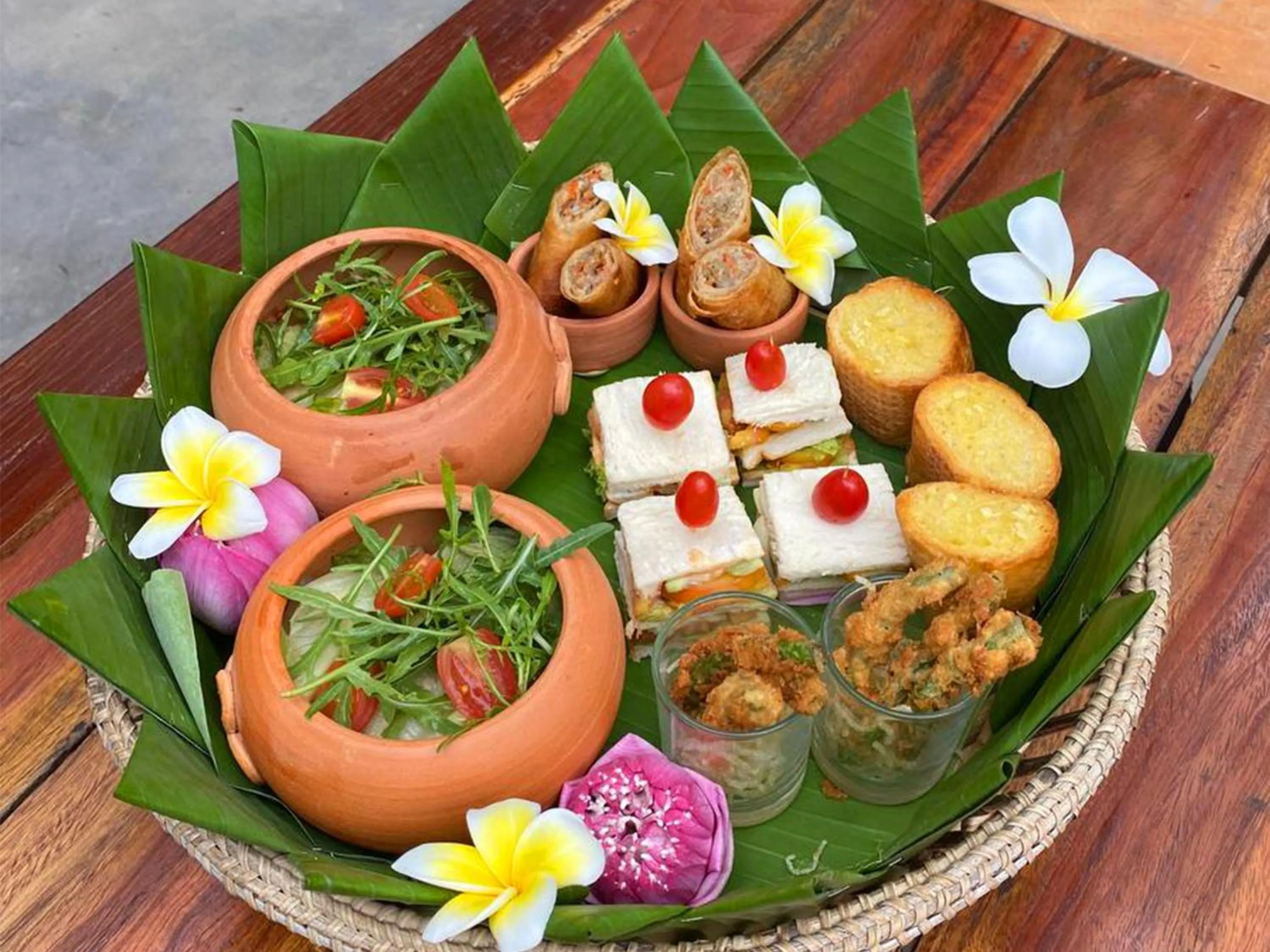 Restaurant/places to eat in Cheata Residence