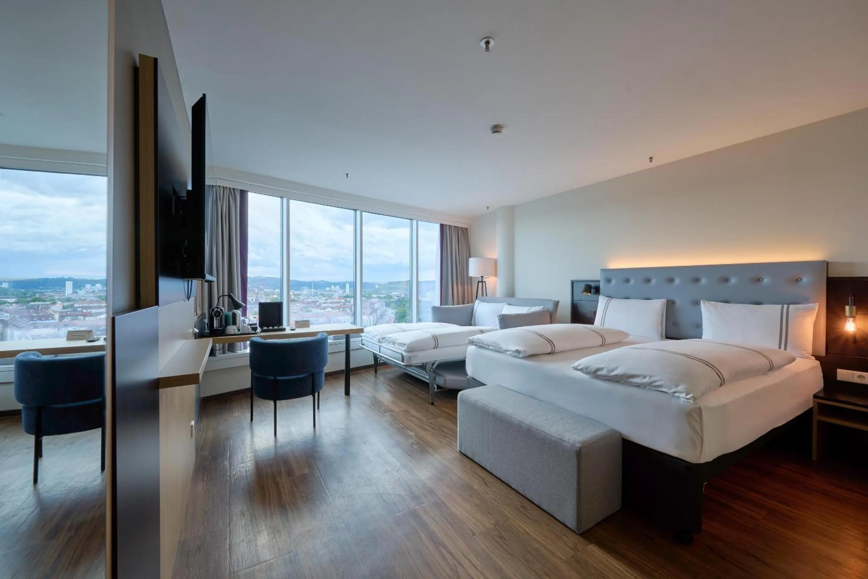 Bedroom, Bed in Premier Inn Würzburg