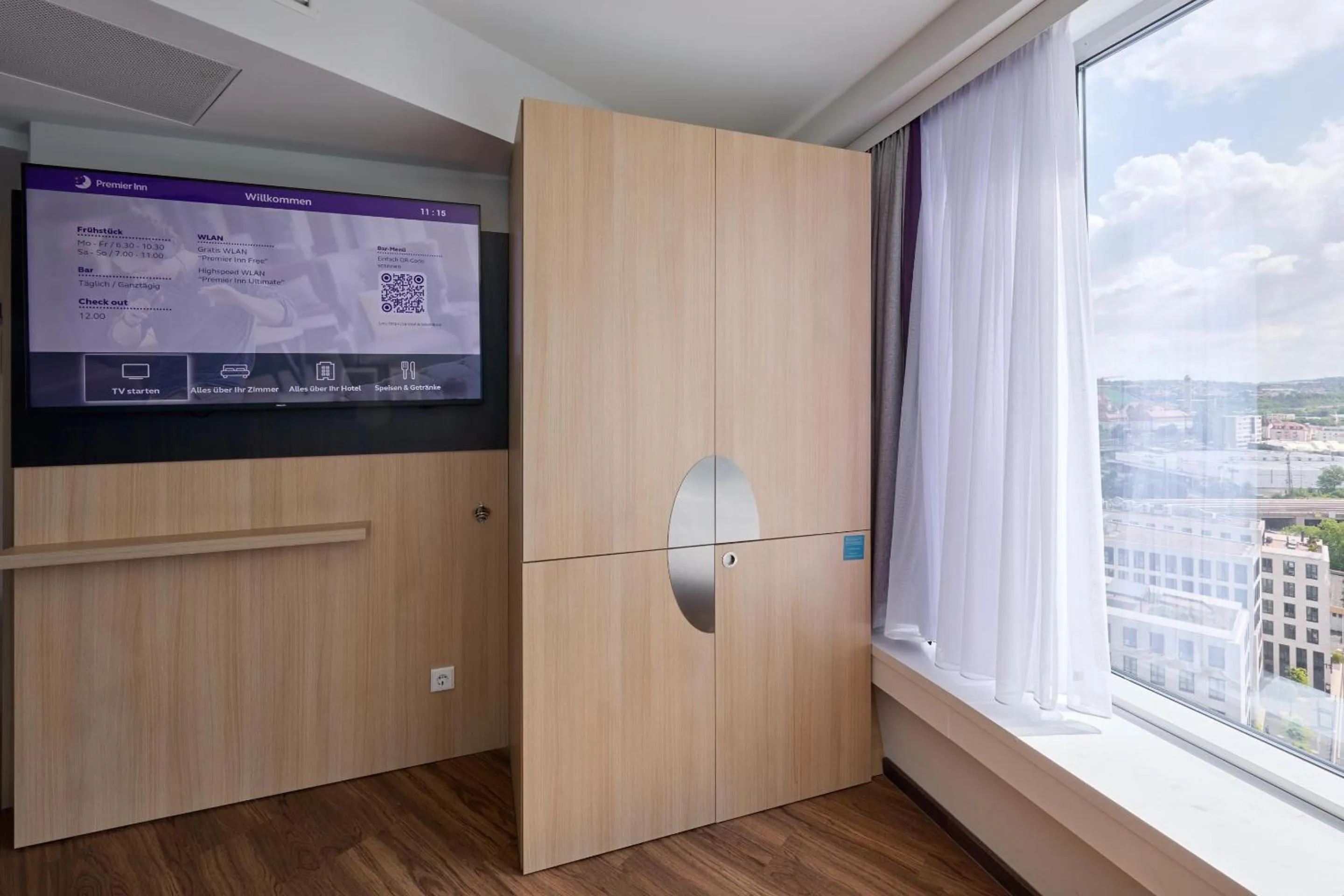 Bedroom in Premier Inn Würzburg