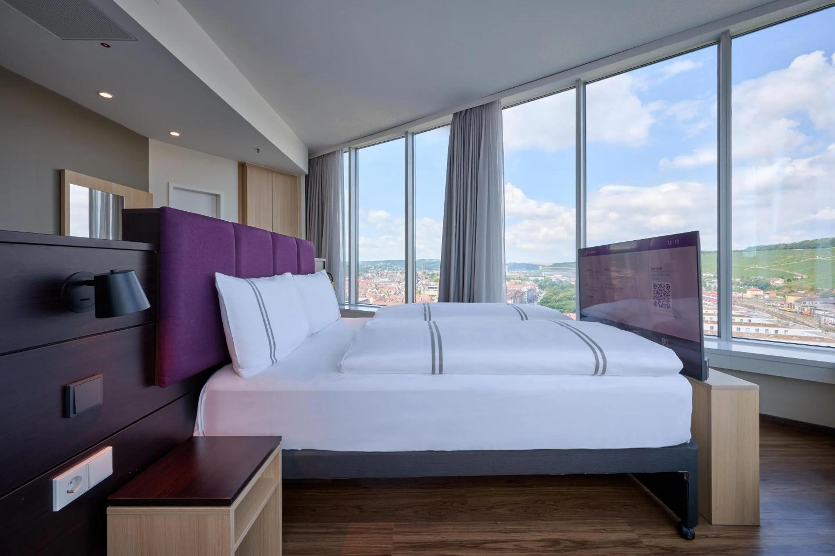Bedroom, Bed in Premier Inn Würzburg