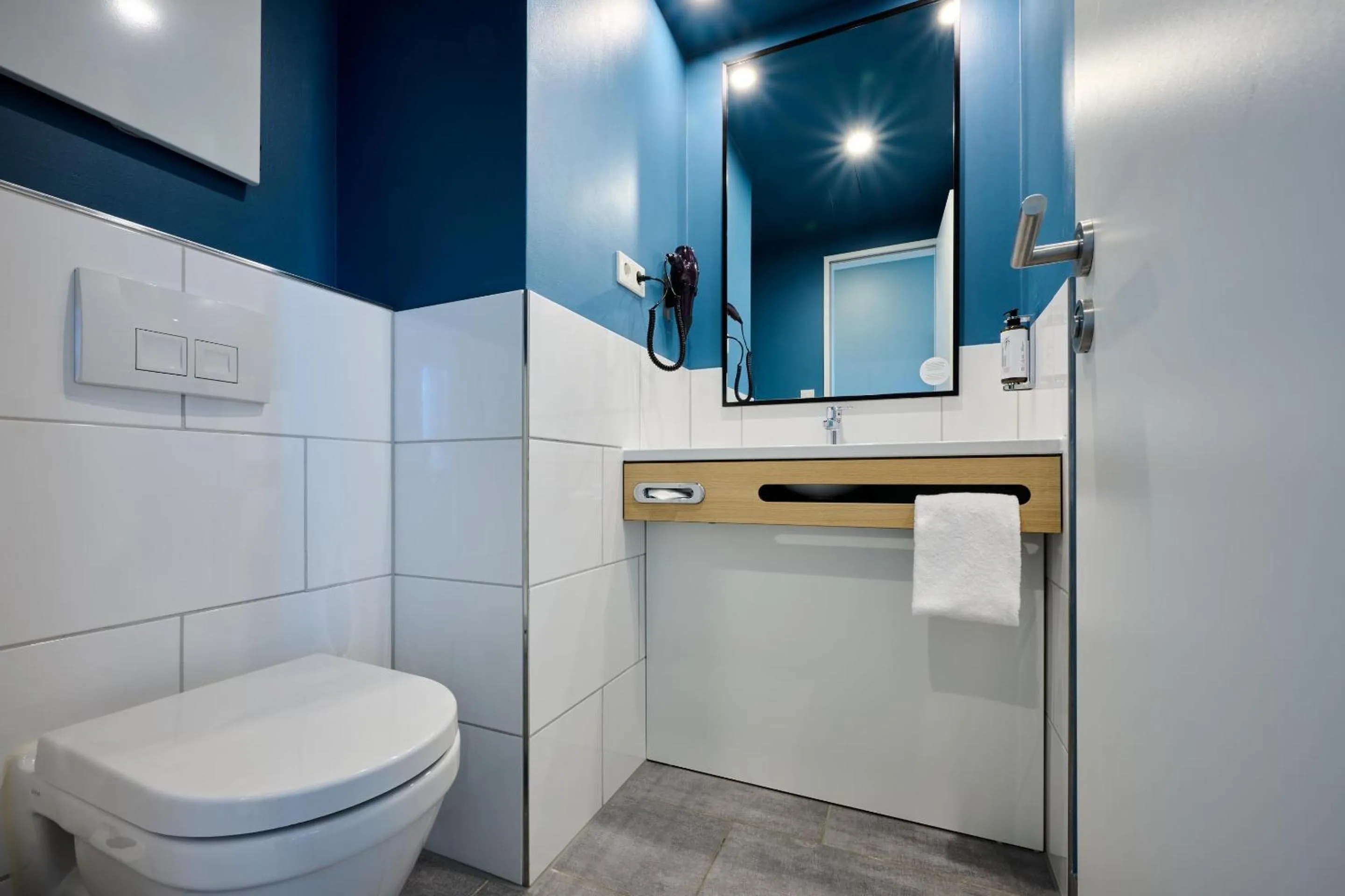 Bathroom in Premier Inn Würzburg