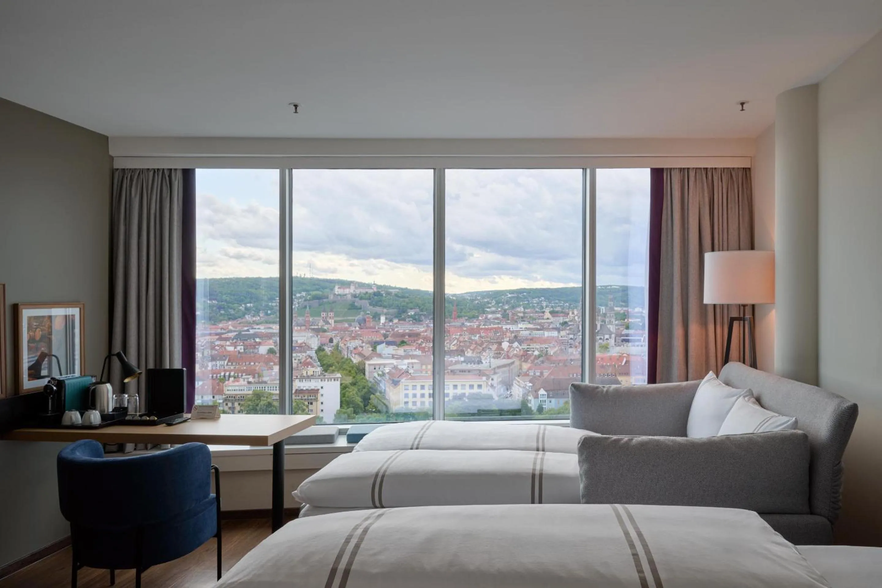 Bedroom, Bed in Premier Inn Würzburg