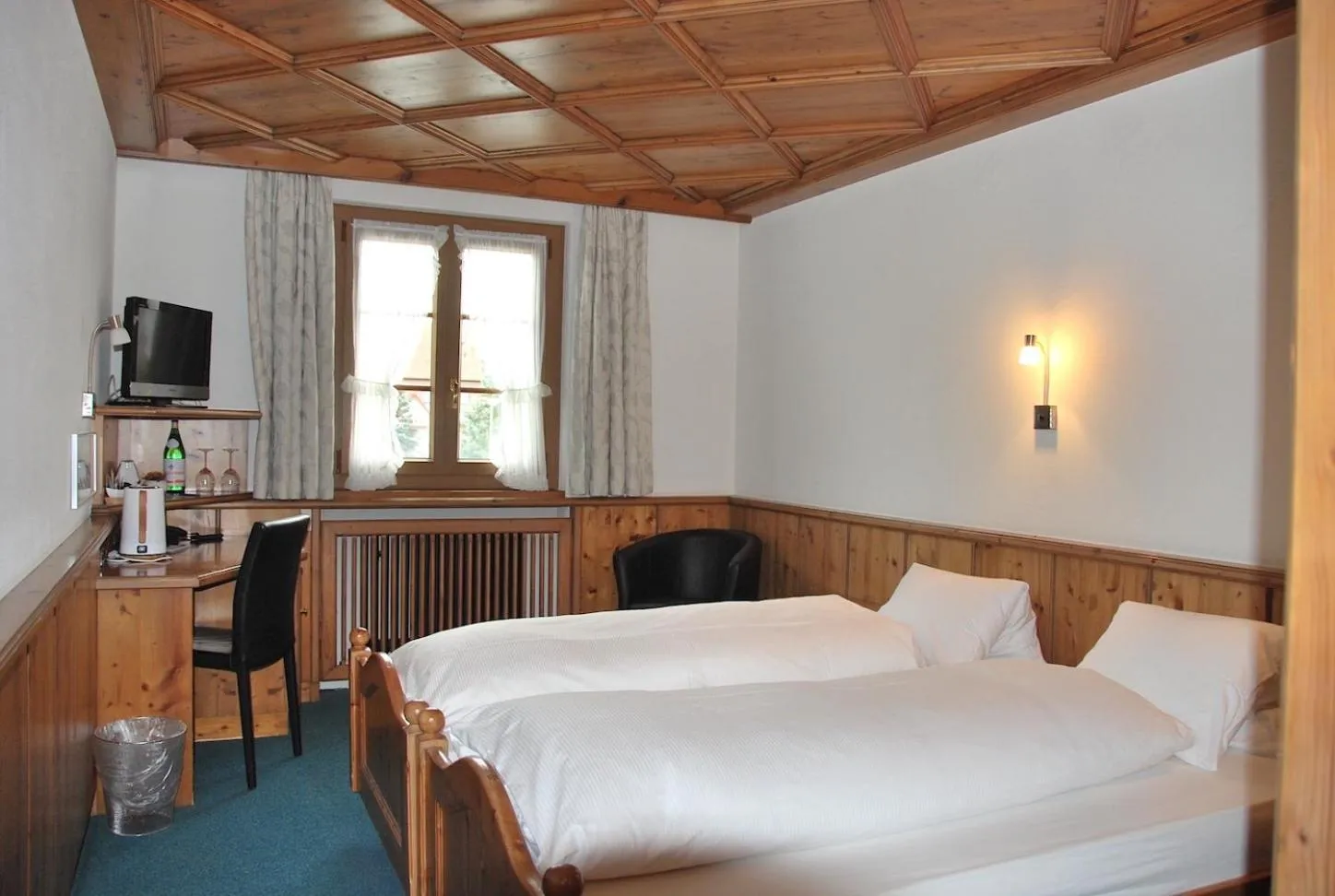 Photo of the whole room, Bed in Hotel zum Kreuz