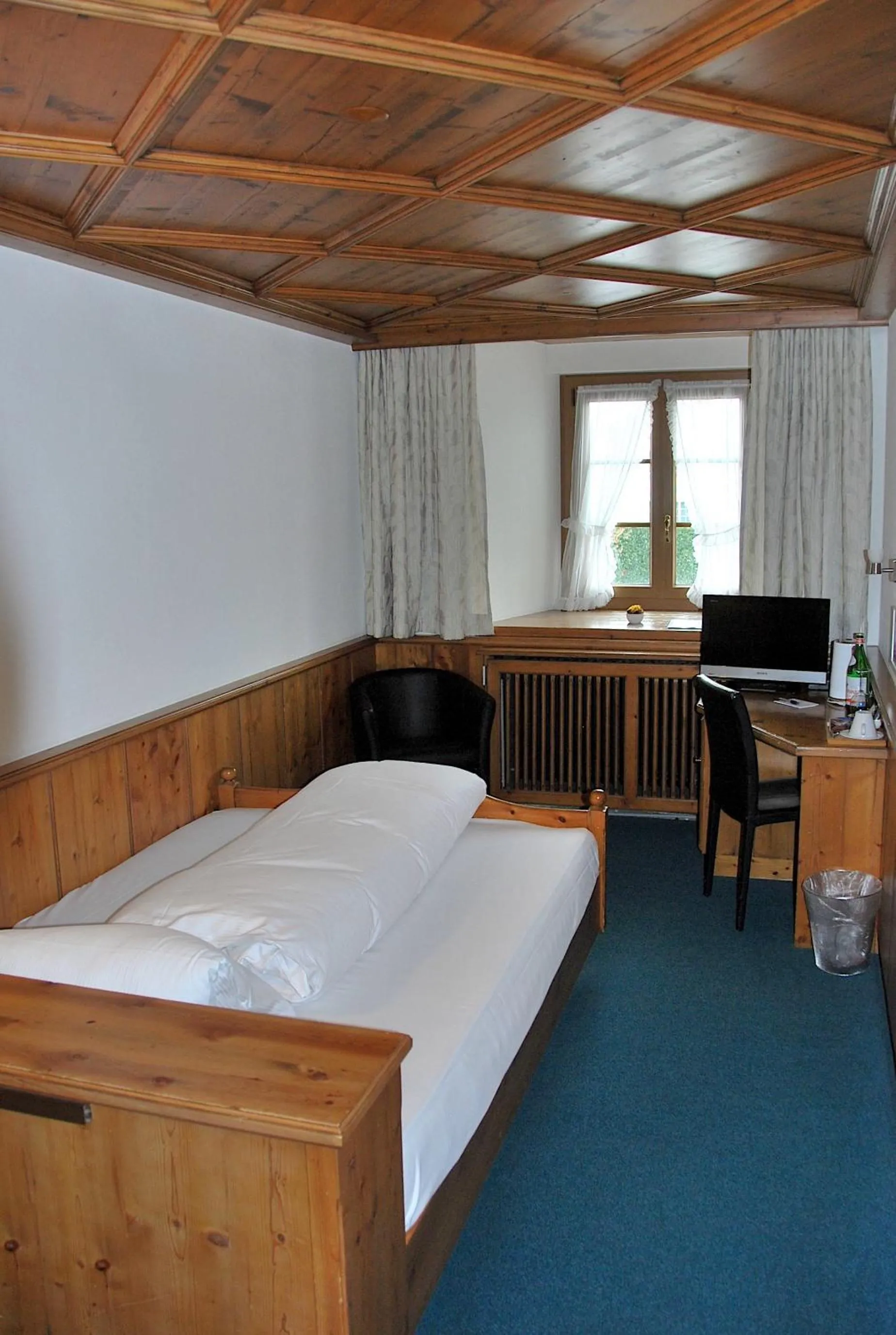 Photo of the whole room, Bed in Hotel zum Kreuz