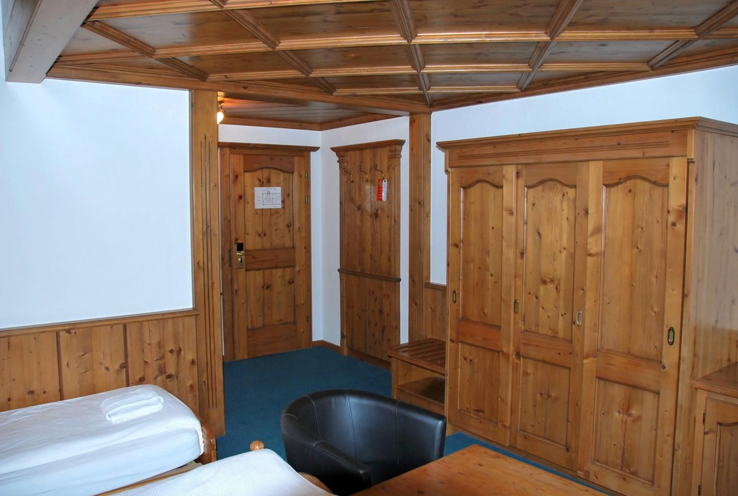 Photo of the whole room, Bed in Hotel zum Kreuz