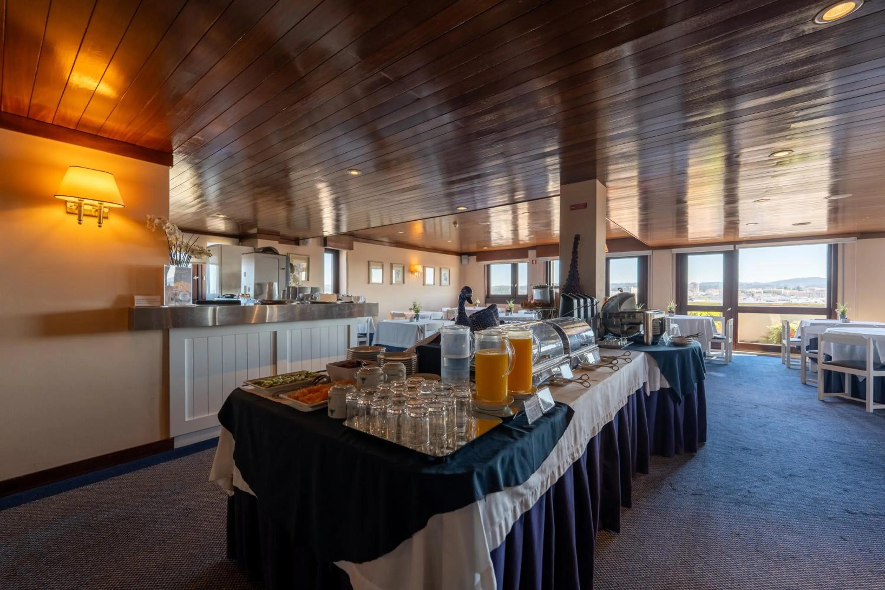 Buffet breakfast in Hotel Apartamento Solverde