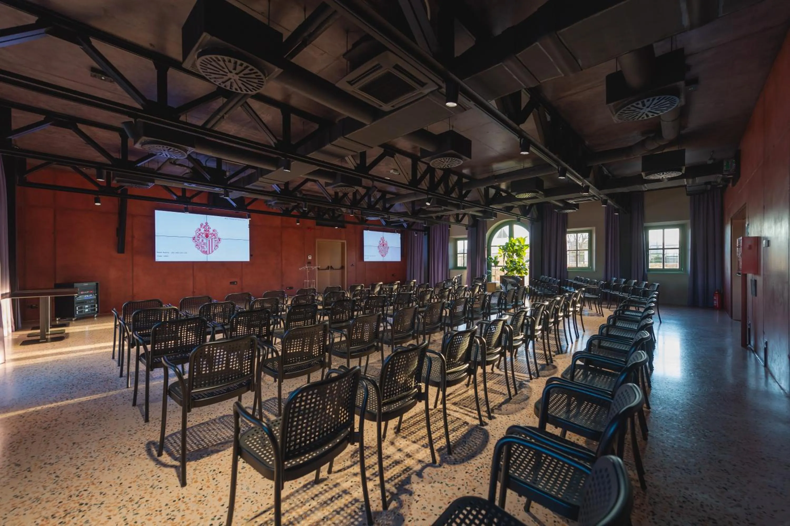 Meeting/conference room in Winery & Design hotel ROXANICH
