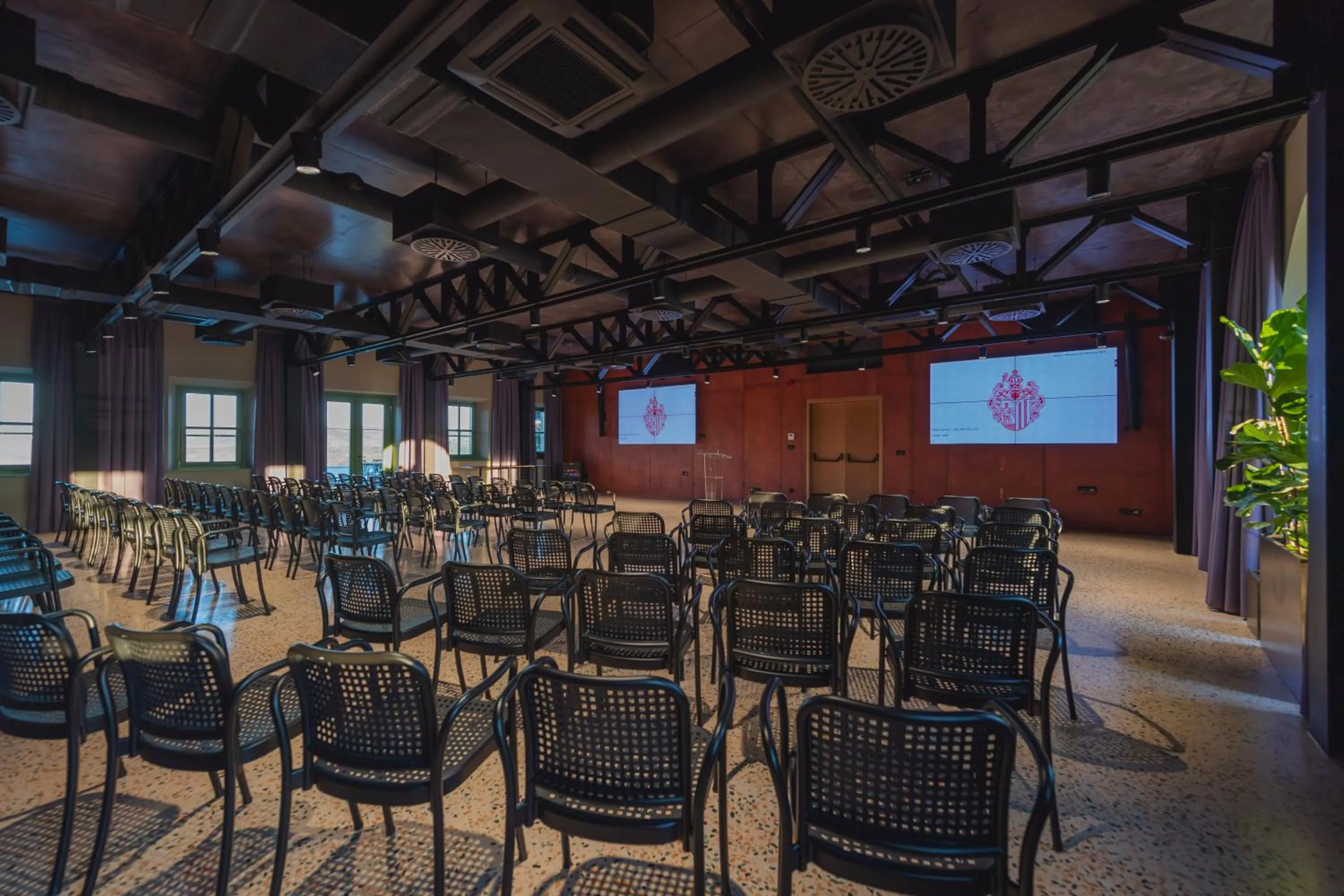 Meeting/conference room in Winery & Design hotel ROXANICH