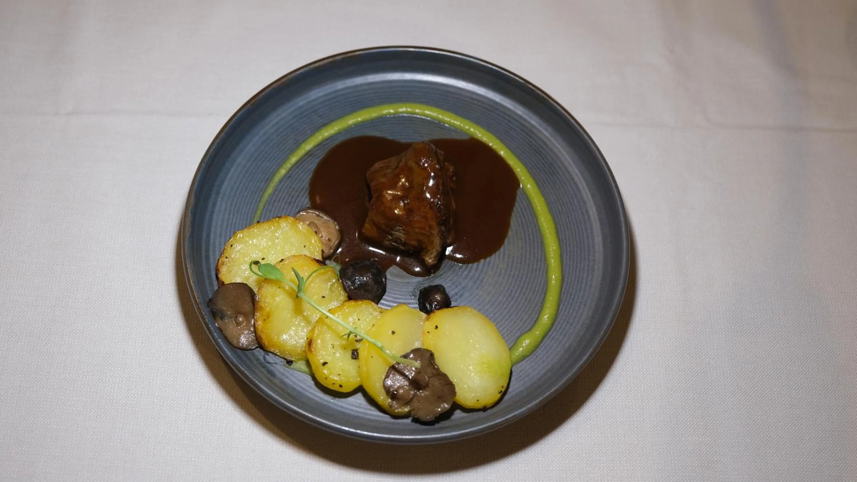 Restaurant/places to eat in Flos Hotel