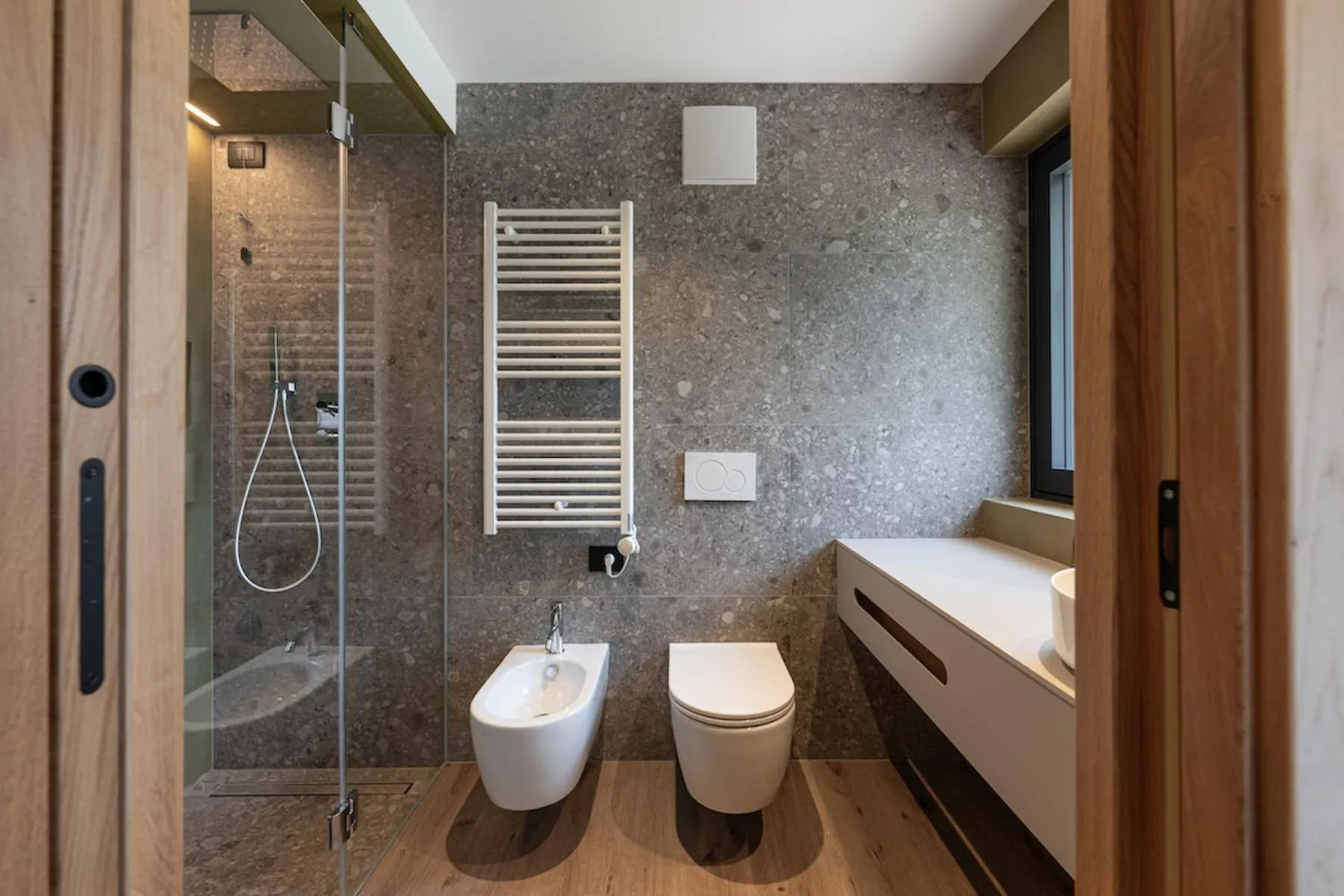 Bathroom in Flos Hotel