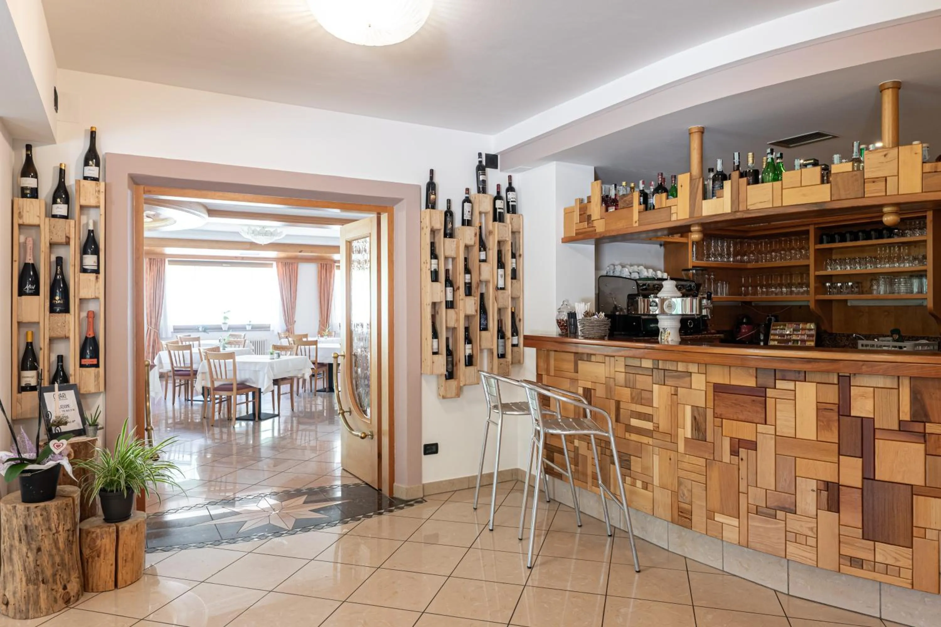 Restaurant/places to eat in Flos Hotel