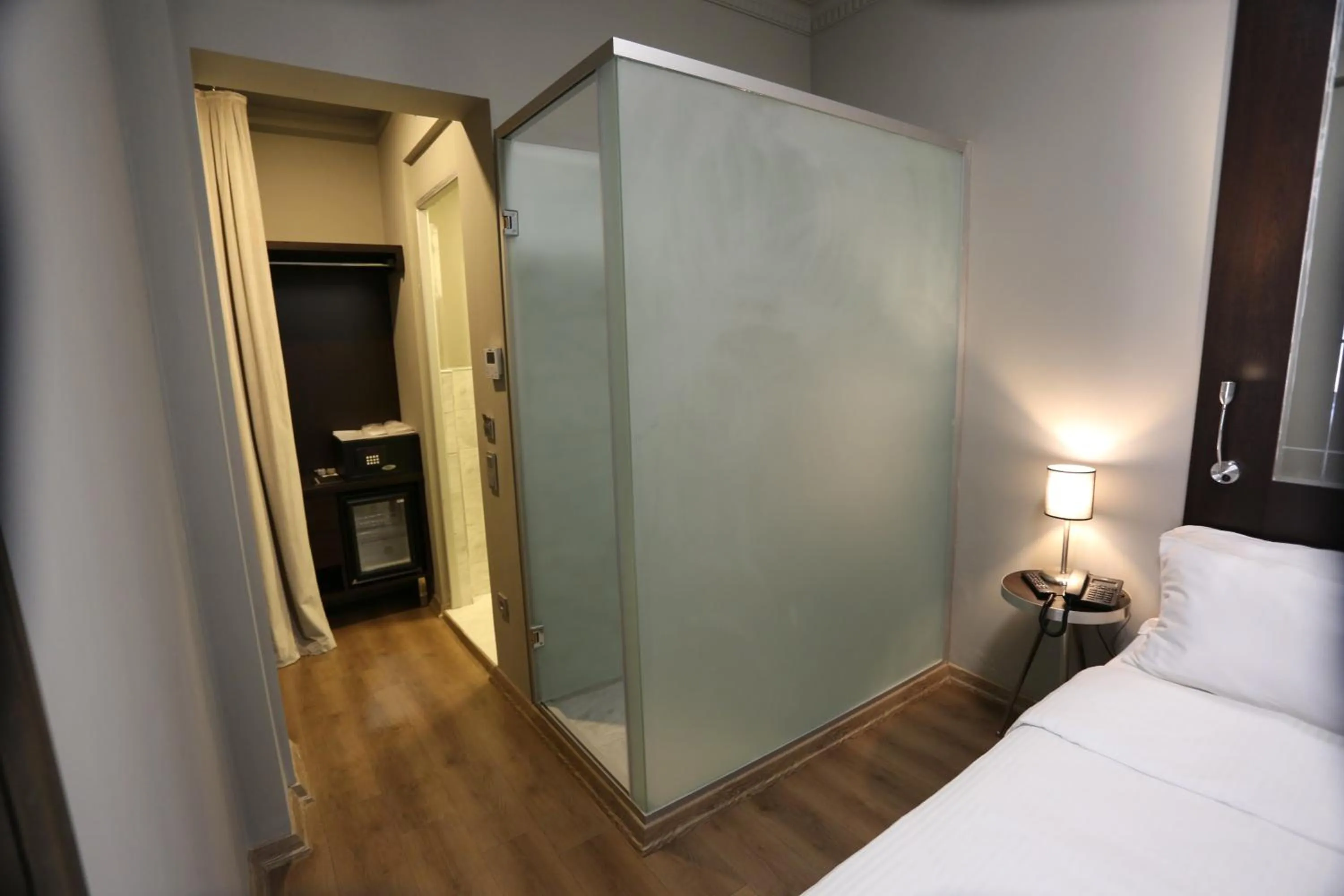 Bathroom, Bed in Ferman Pera Hotel