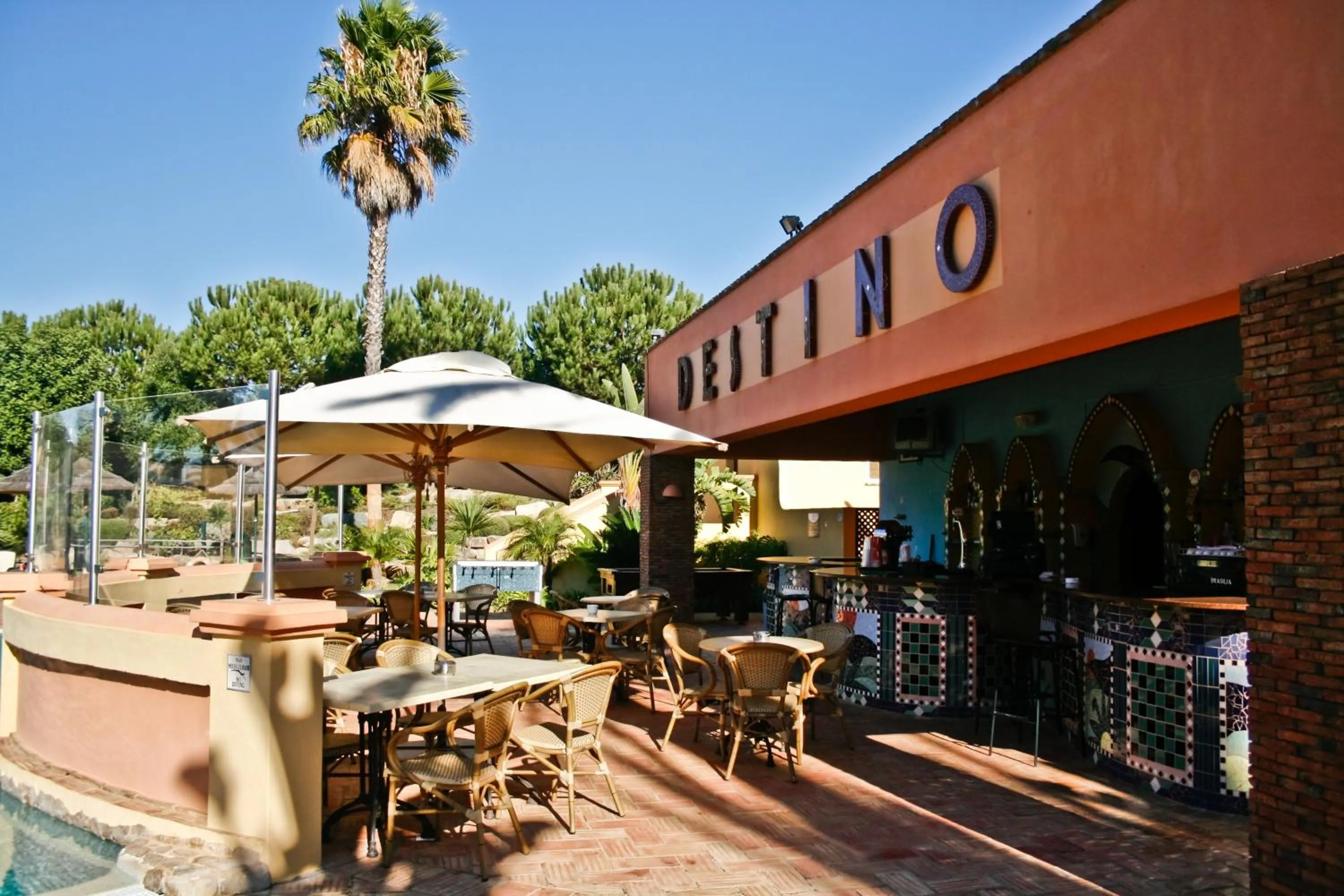 Restaurant/places to eat in Jardim da Meia Praia Resort