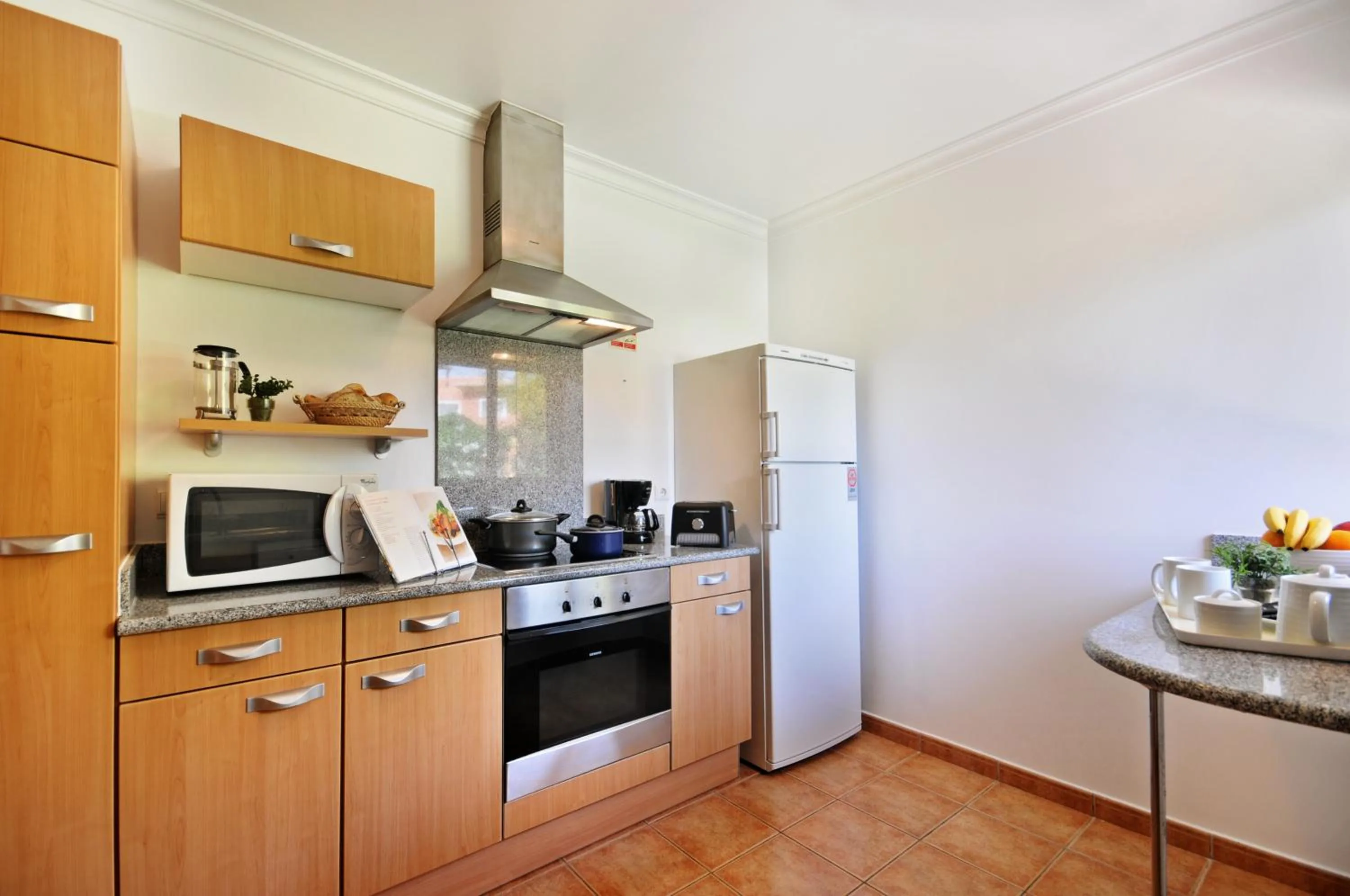 Kitchen or kitchenette in Jardim da Meia Praia Resort
