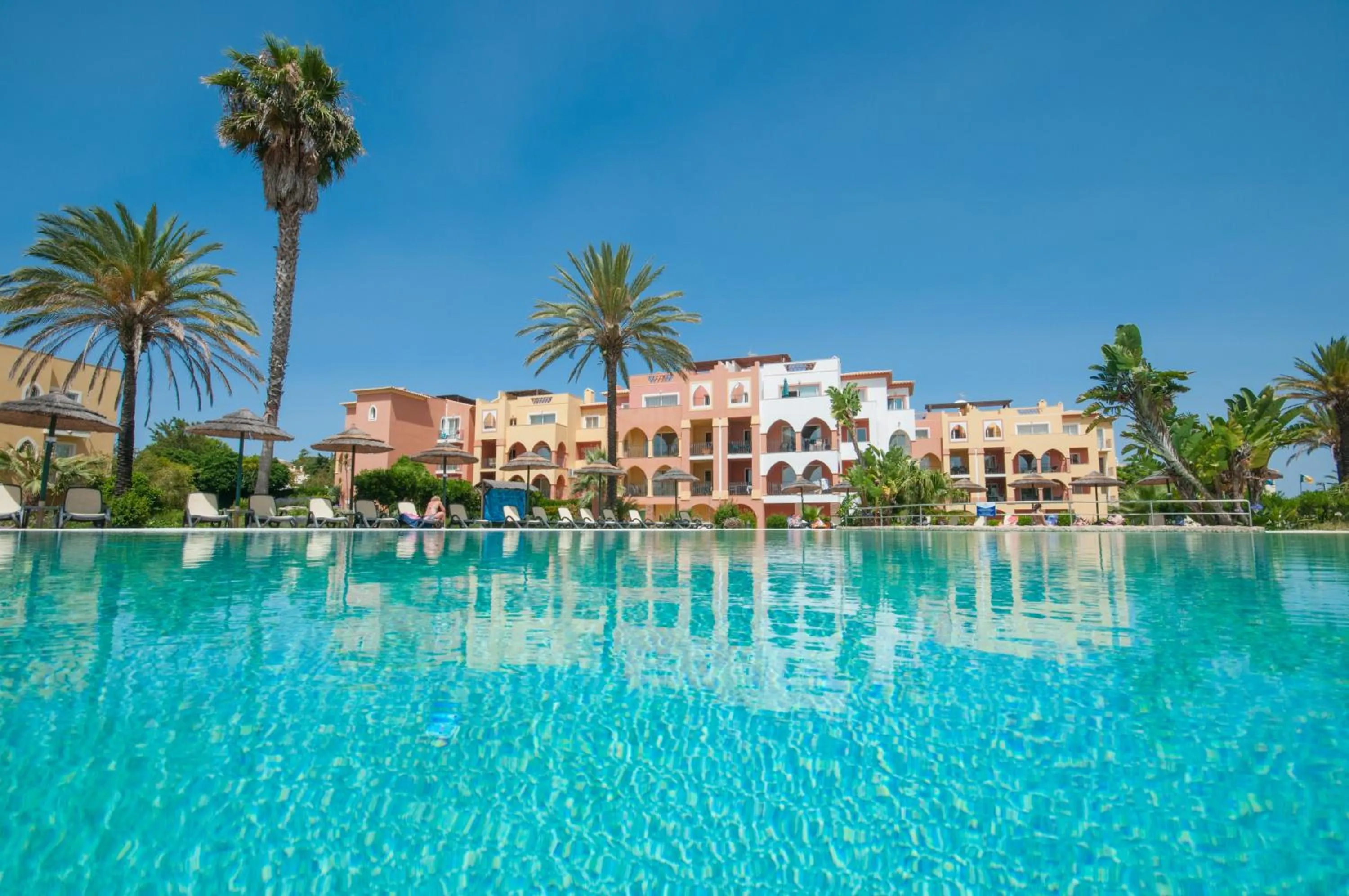 Swimming pool in Jardim da Meia Praia Resort