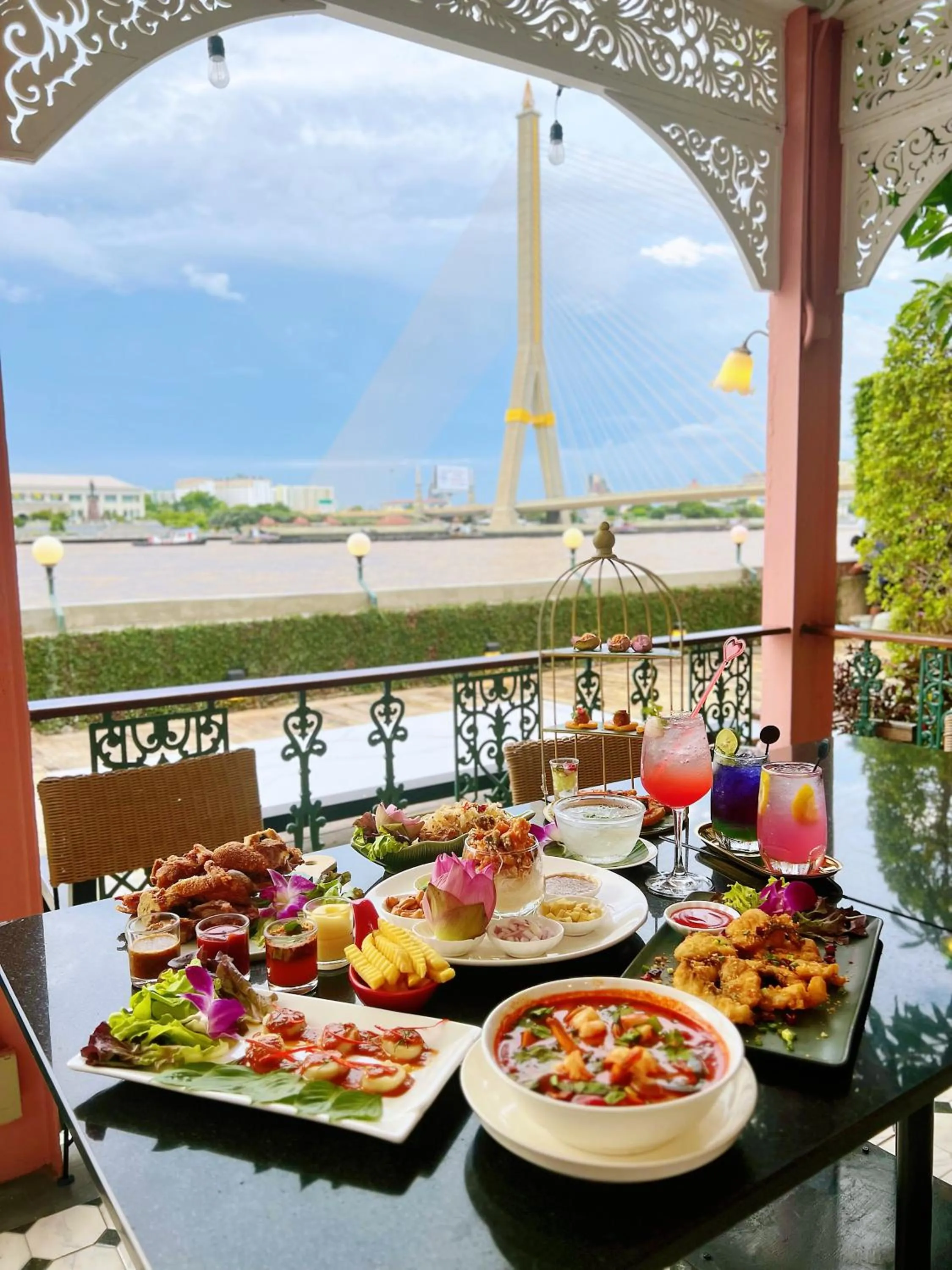 Restaurant/places to eat in Hiranyakul House Riverside