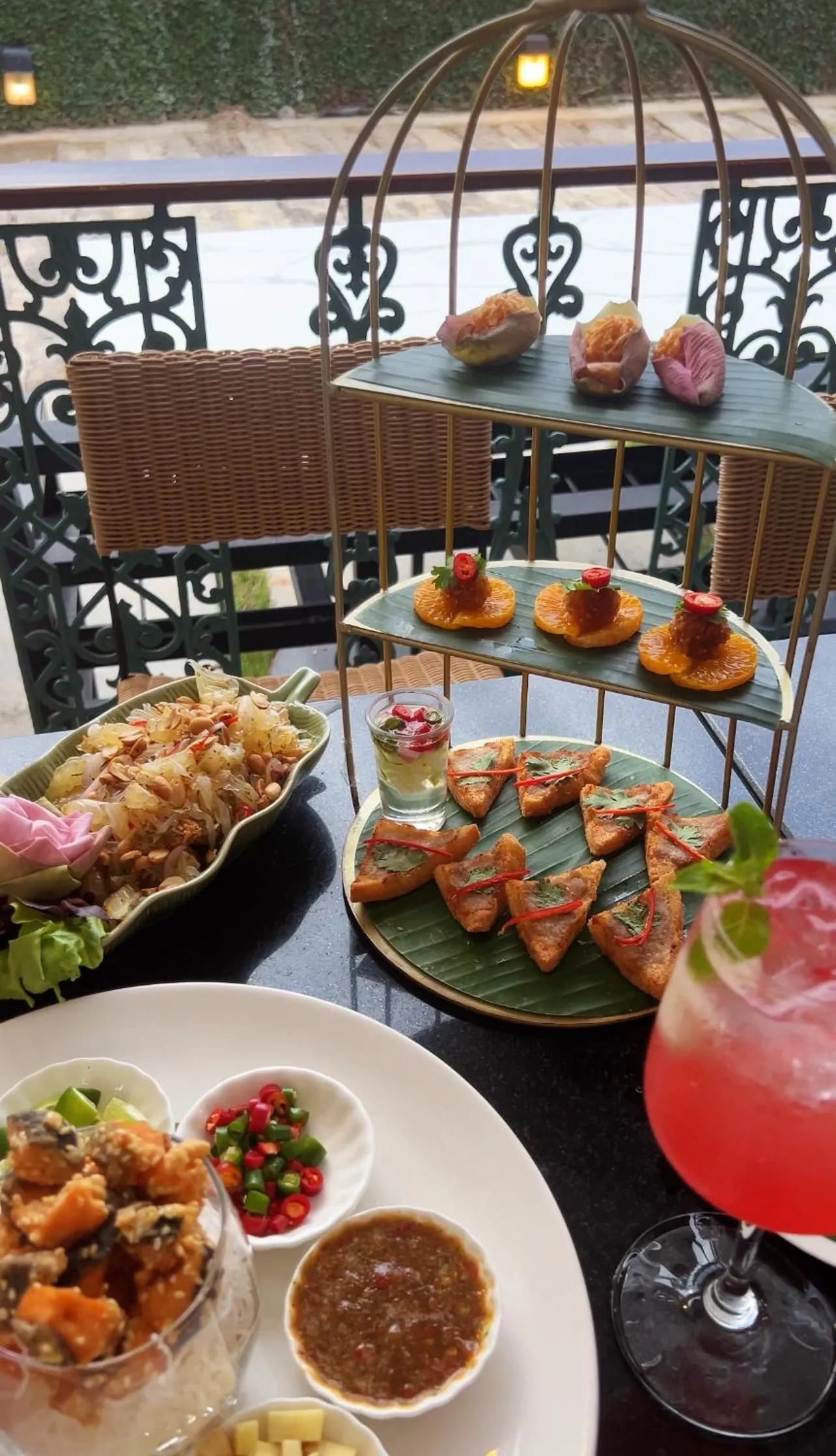 Restaurant/places to eat in Hiranyakul House Riverside