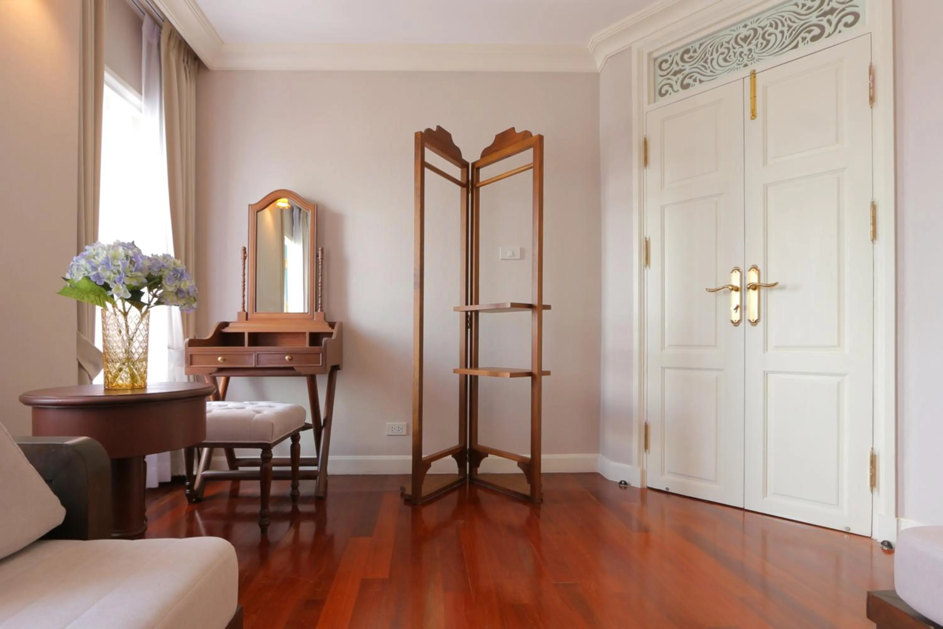 wardrobe in Hiranyakul House Riverside