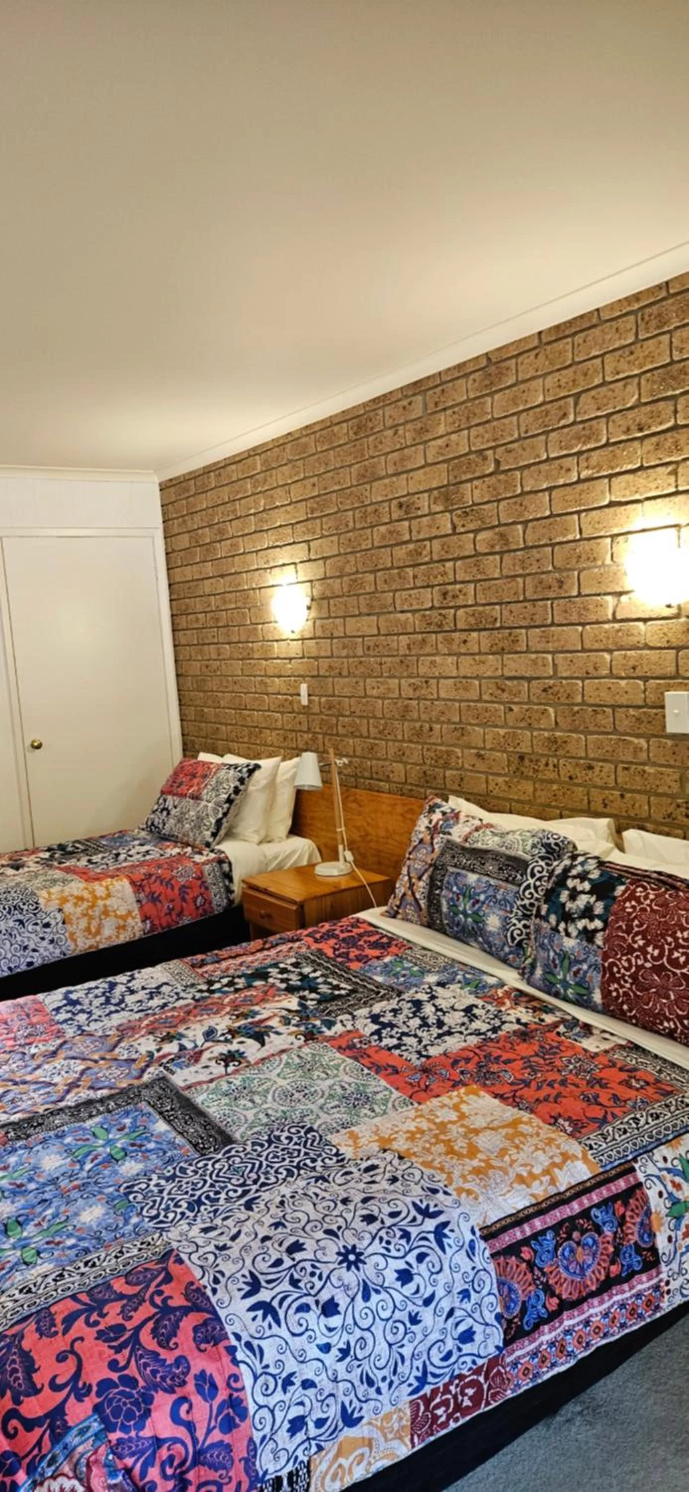 Bed in Mountain View Motor Inn & Holiday Lodges