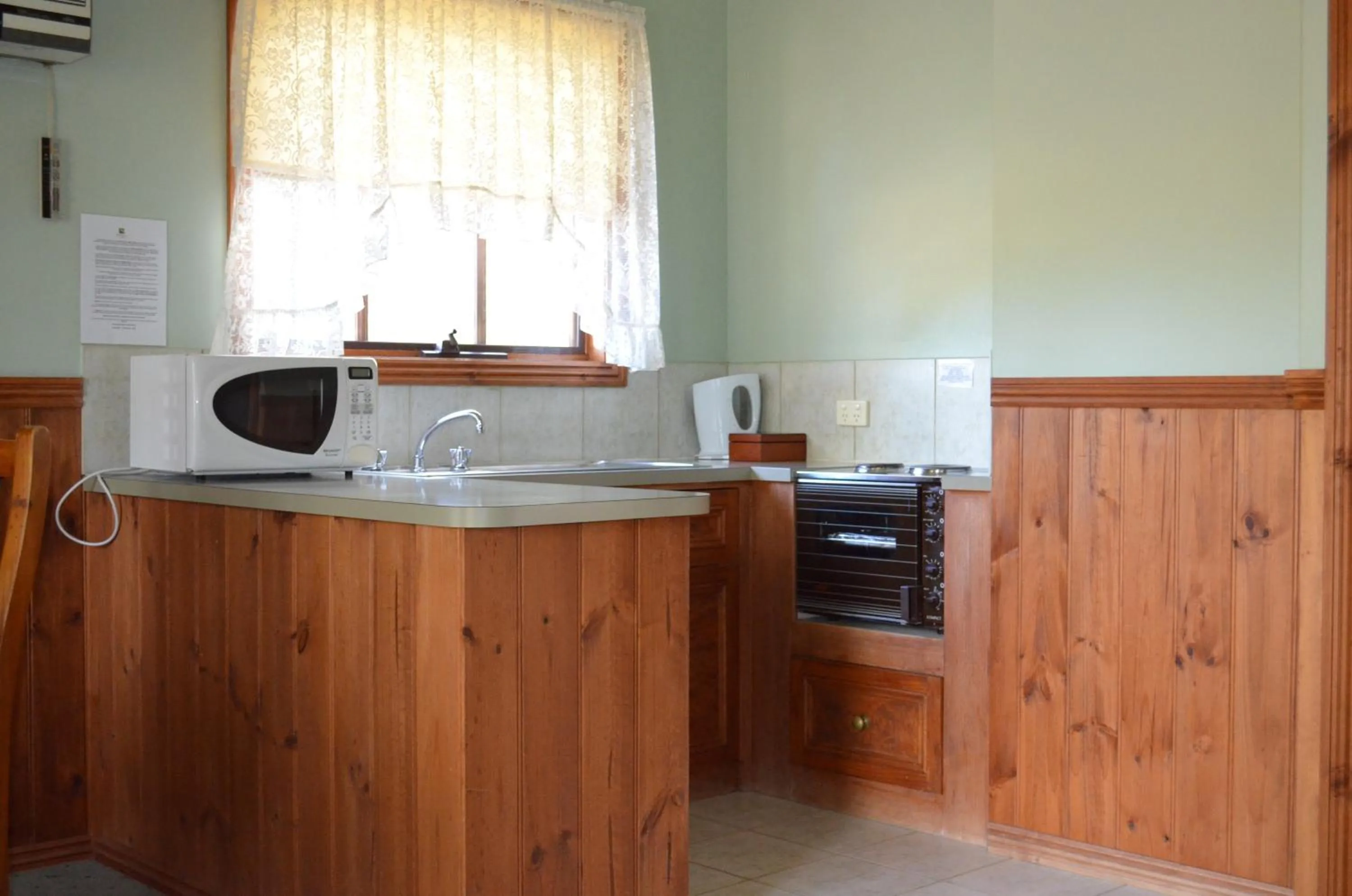 Kitchen or kitchenette in Mountain View Motor Inn & Holiday Lodges