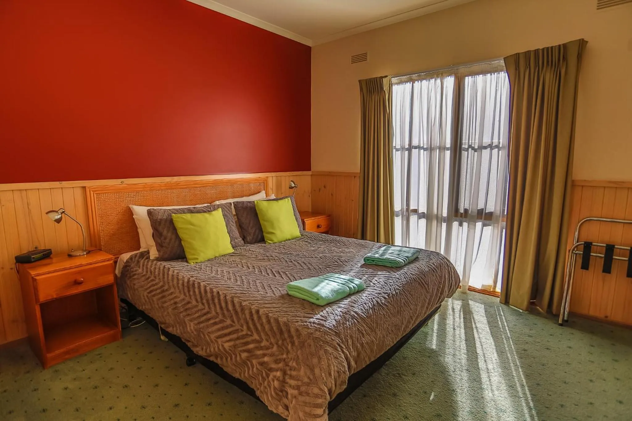 Bed in Mountain View Motor Inn & Holiday Lodges