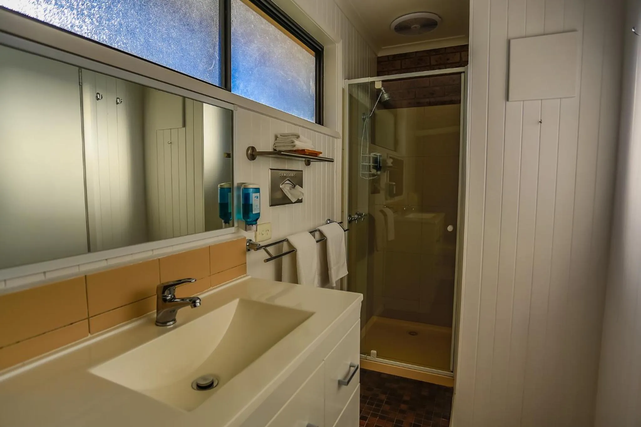 Bathroom in Mountain View Motor Inn & Holiday Lodges