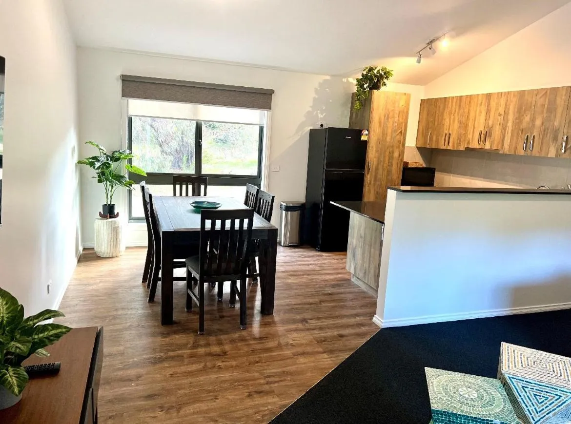 Kitchen or kitchenette in Mountain View Motor Inn & Holiday Lodges