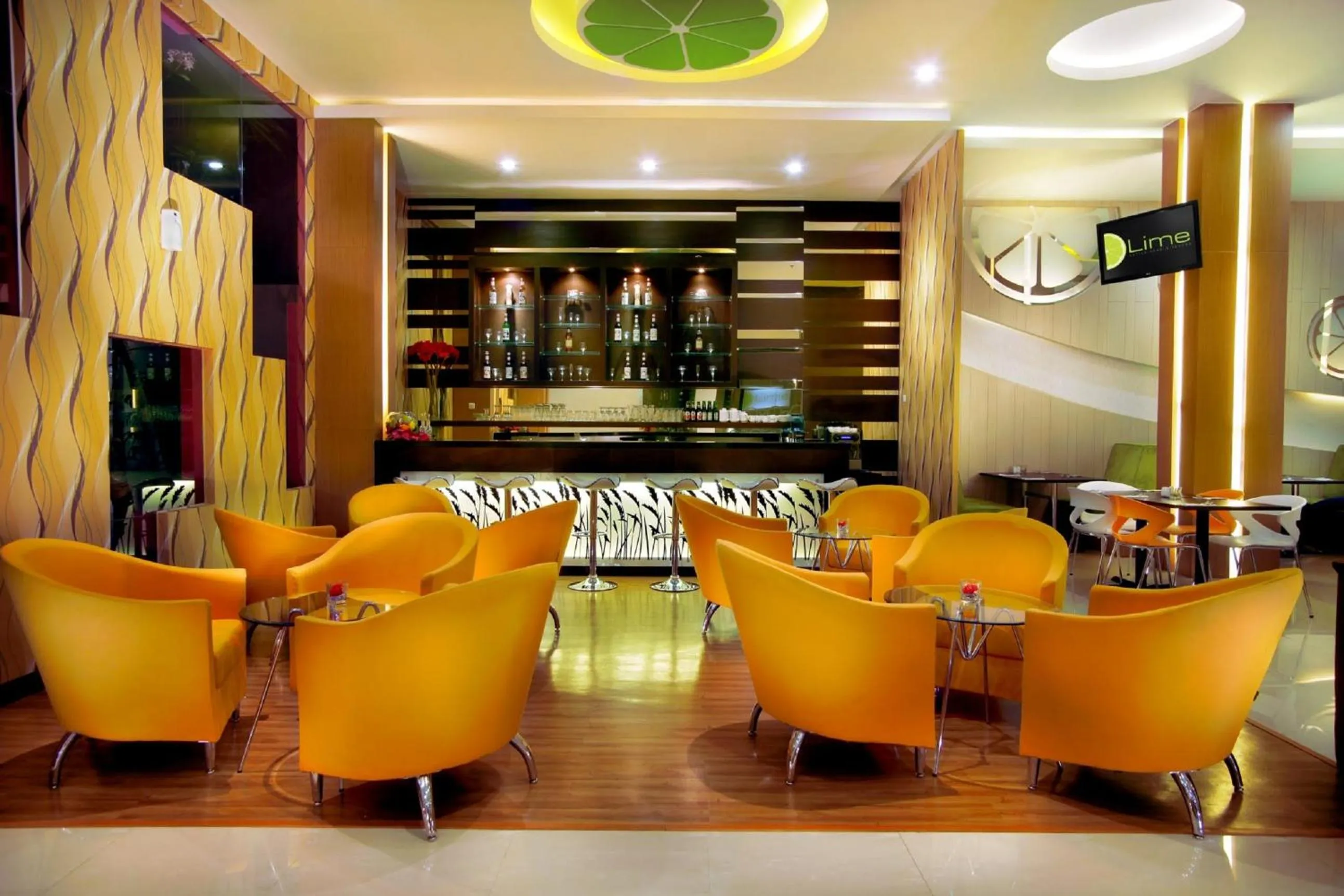 Lounge or bar in favehotel Kusumanegara