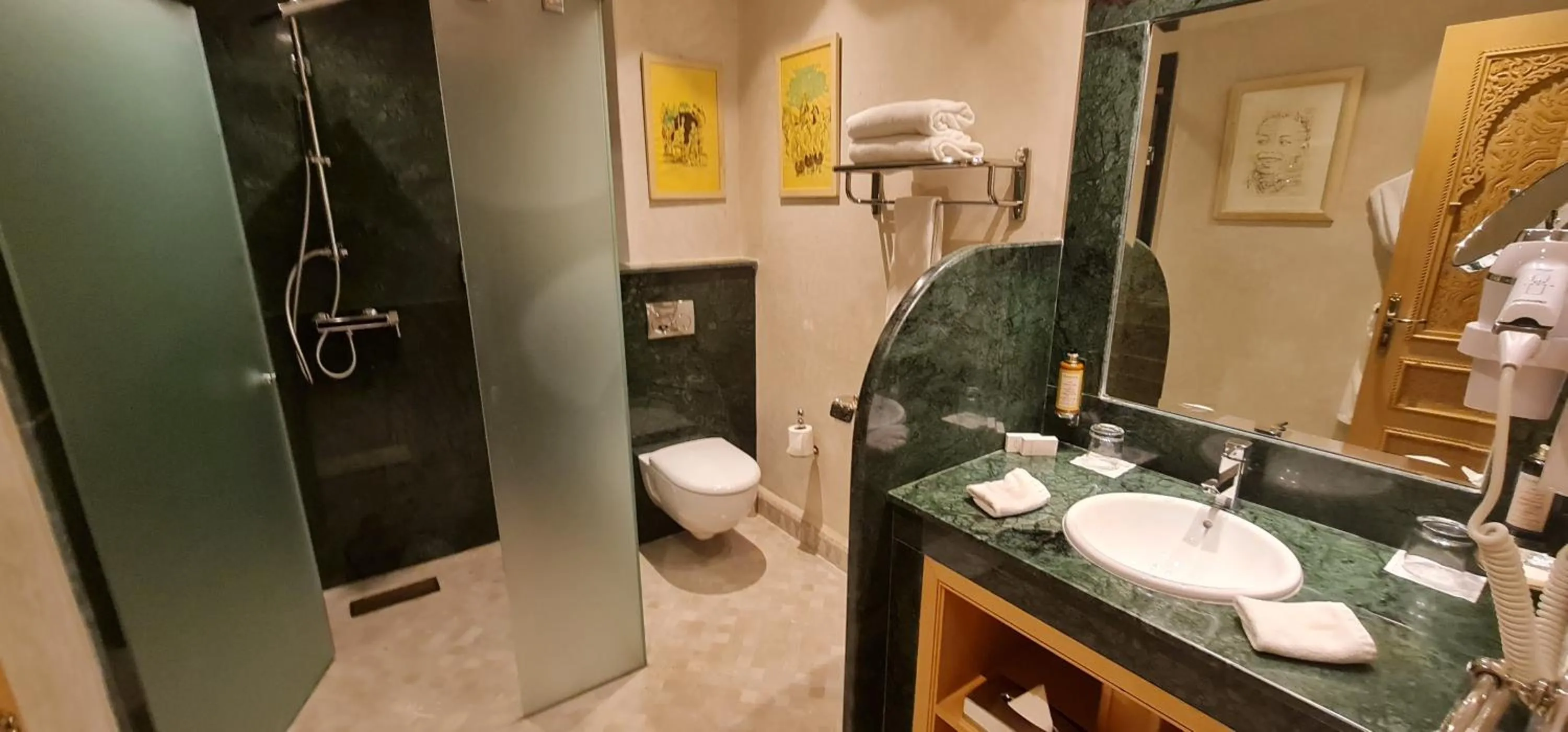 Bathroom in Elegancia Riad Boutique & SPA