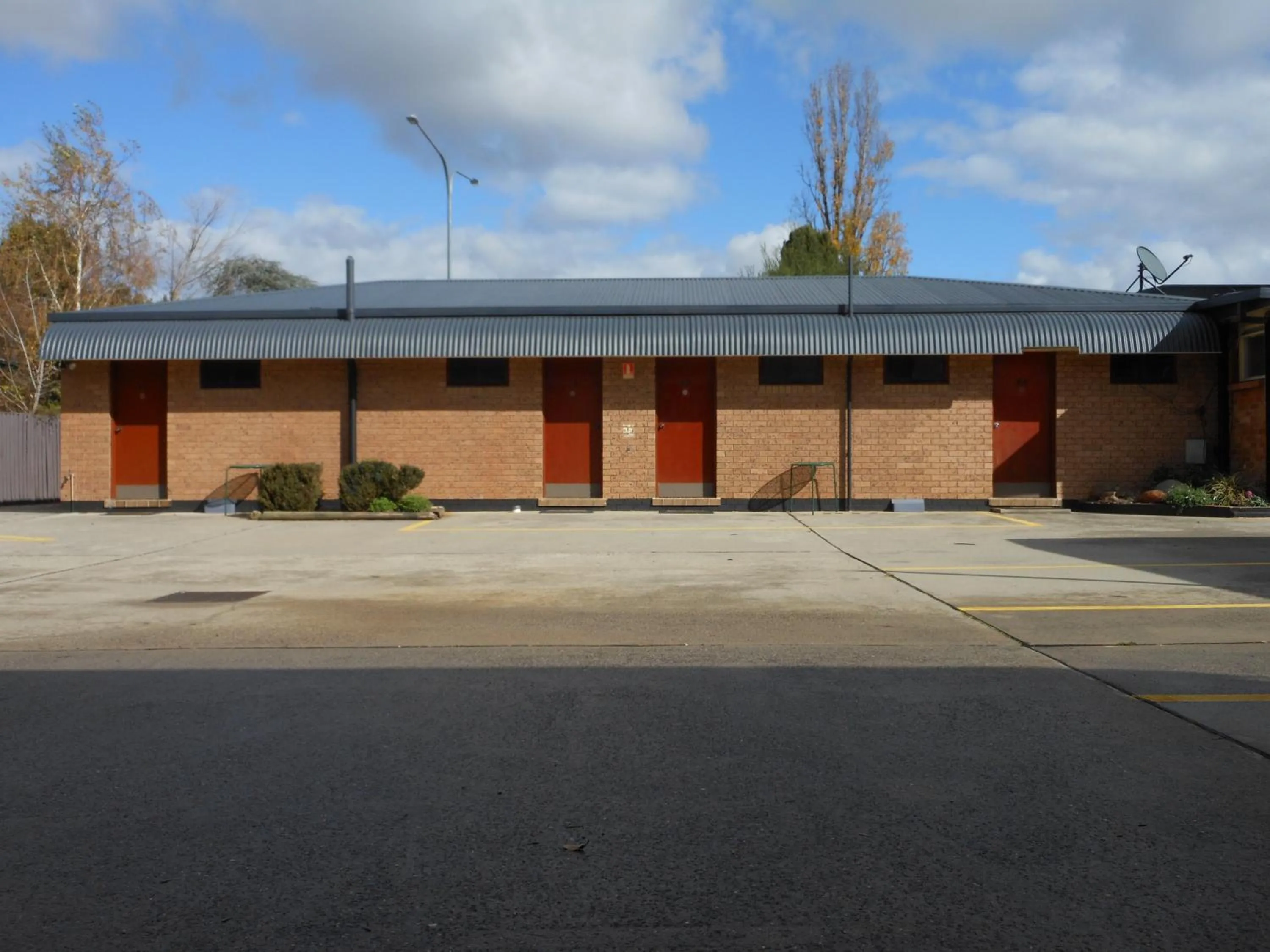 Property building in Parkway Motel