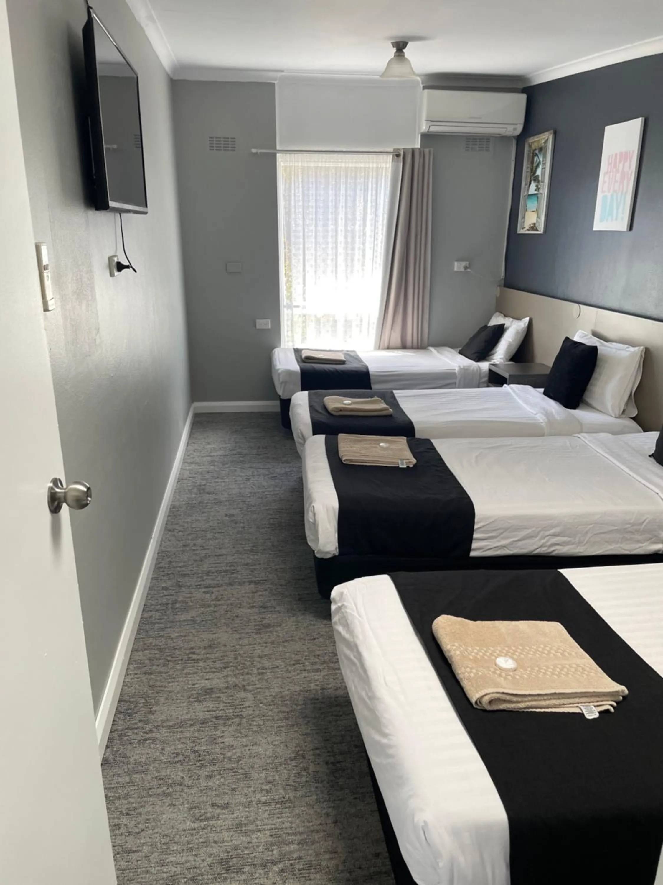 Bed in Parkway Motel