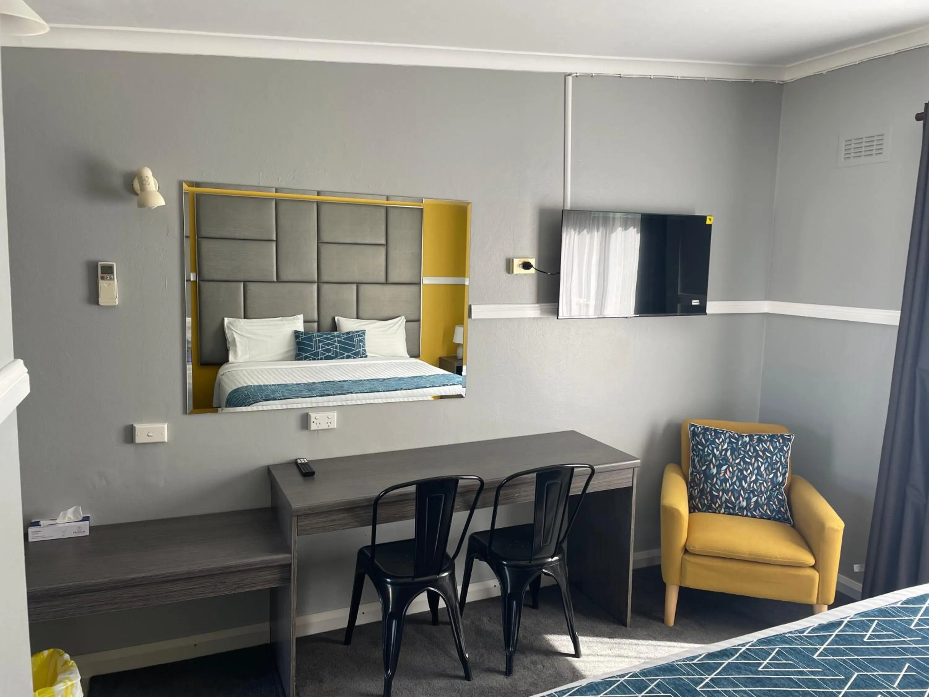 Bed in Parkway Motel