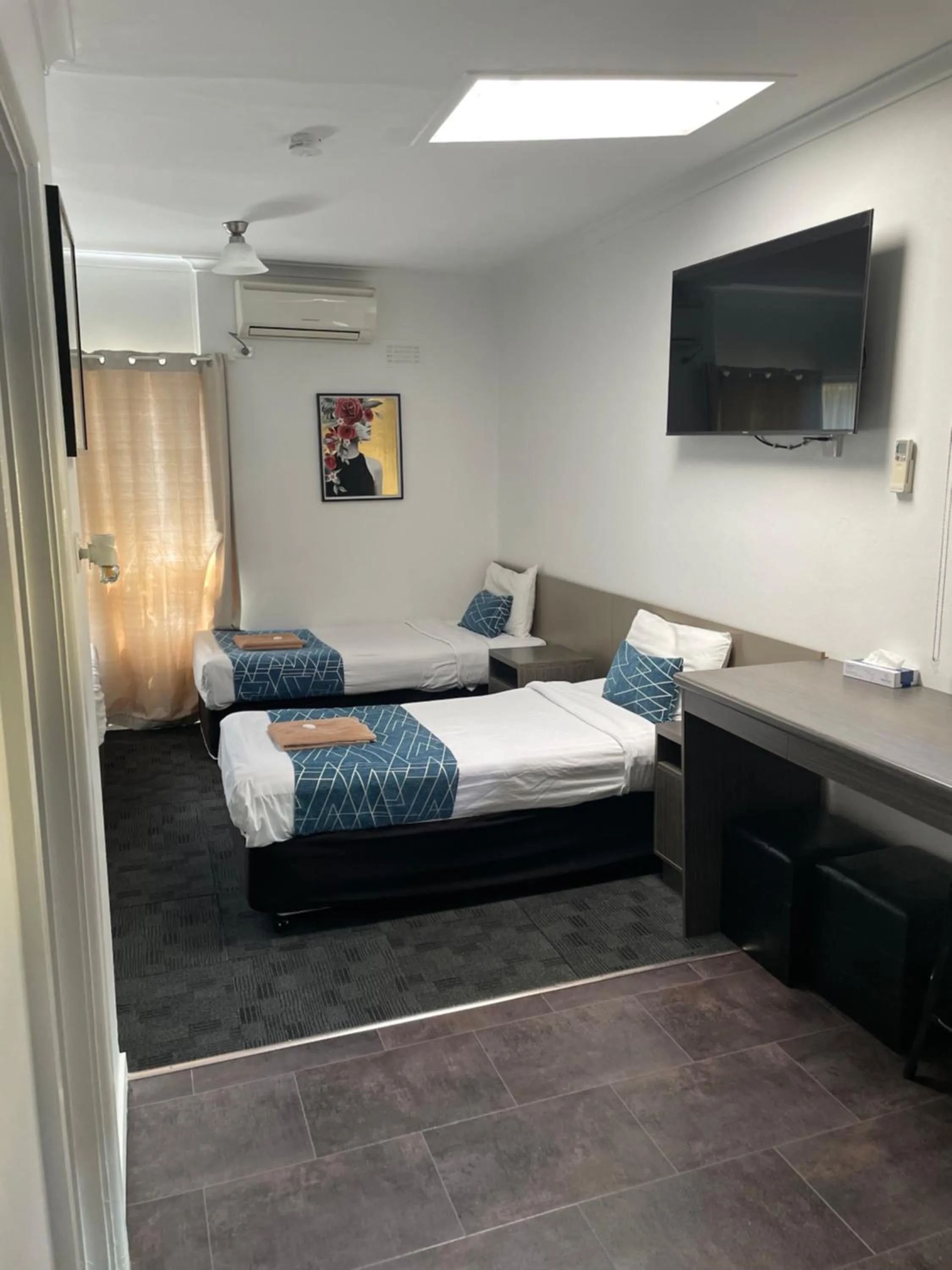 Bed in Parkway Motel