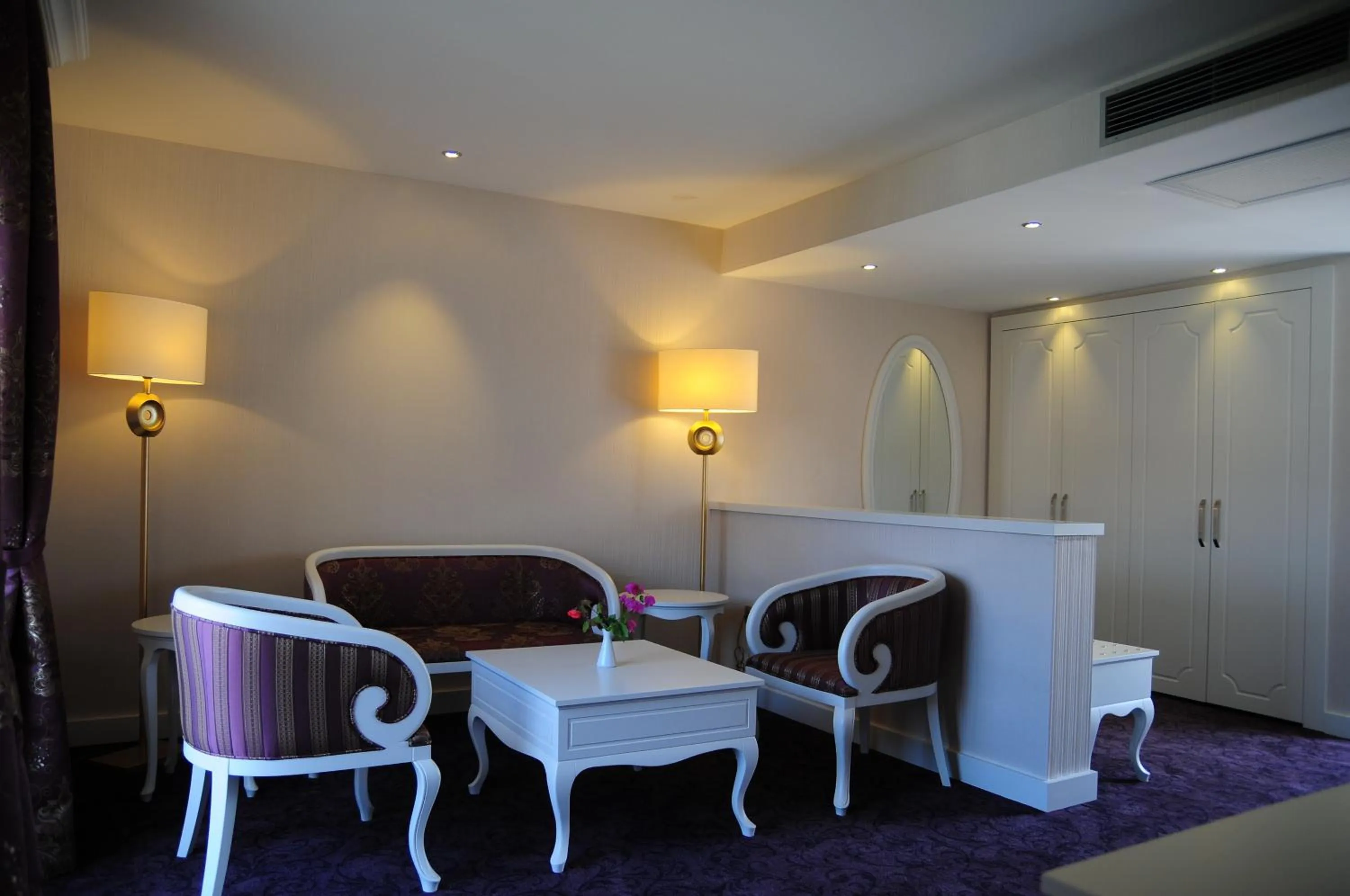 Seating area in Han Deluxe Hotel