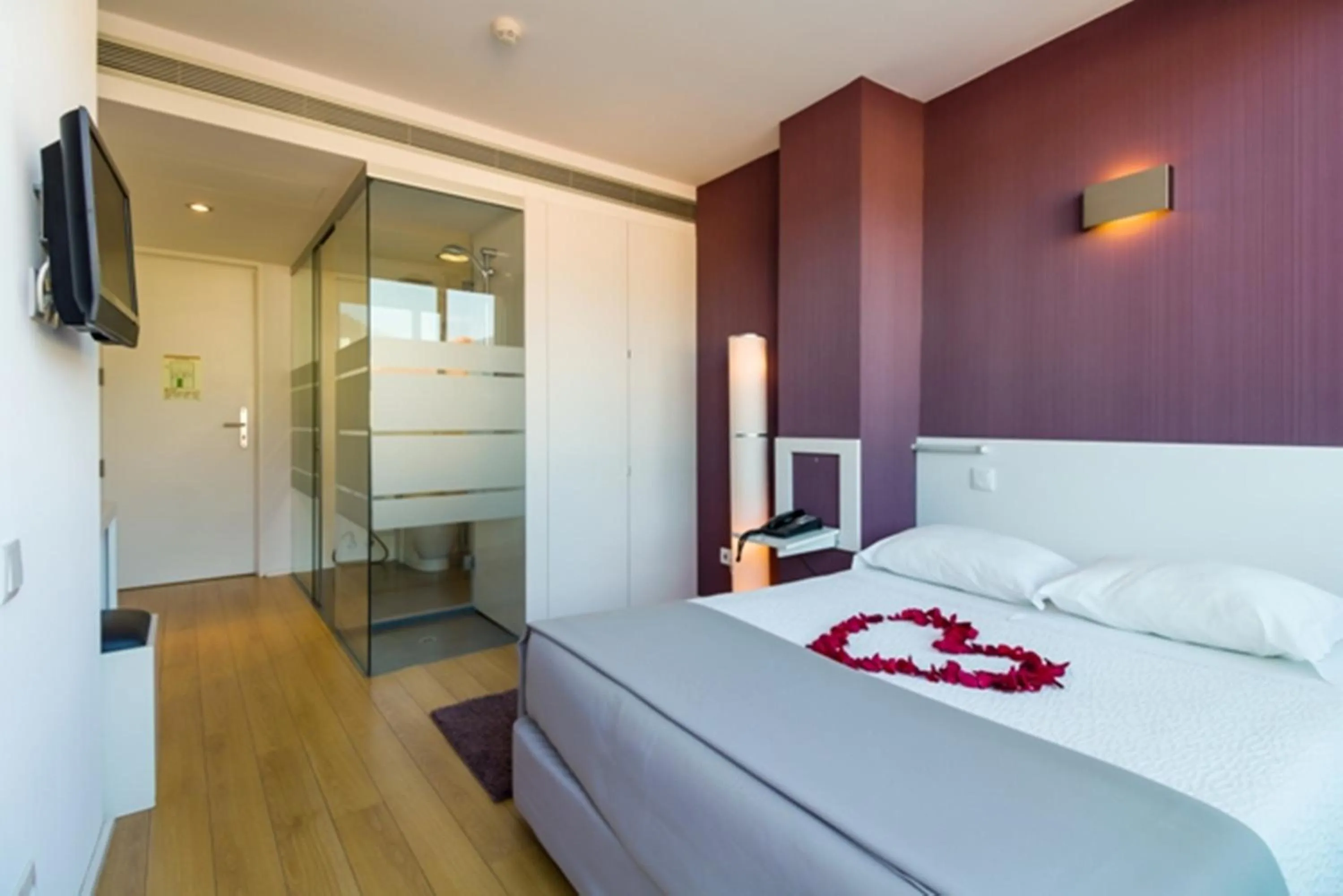 Shower, Bed in Hotel Laranjeira