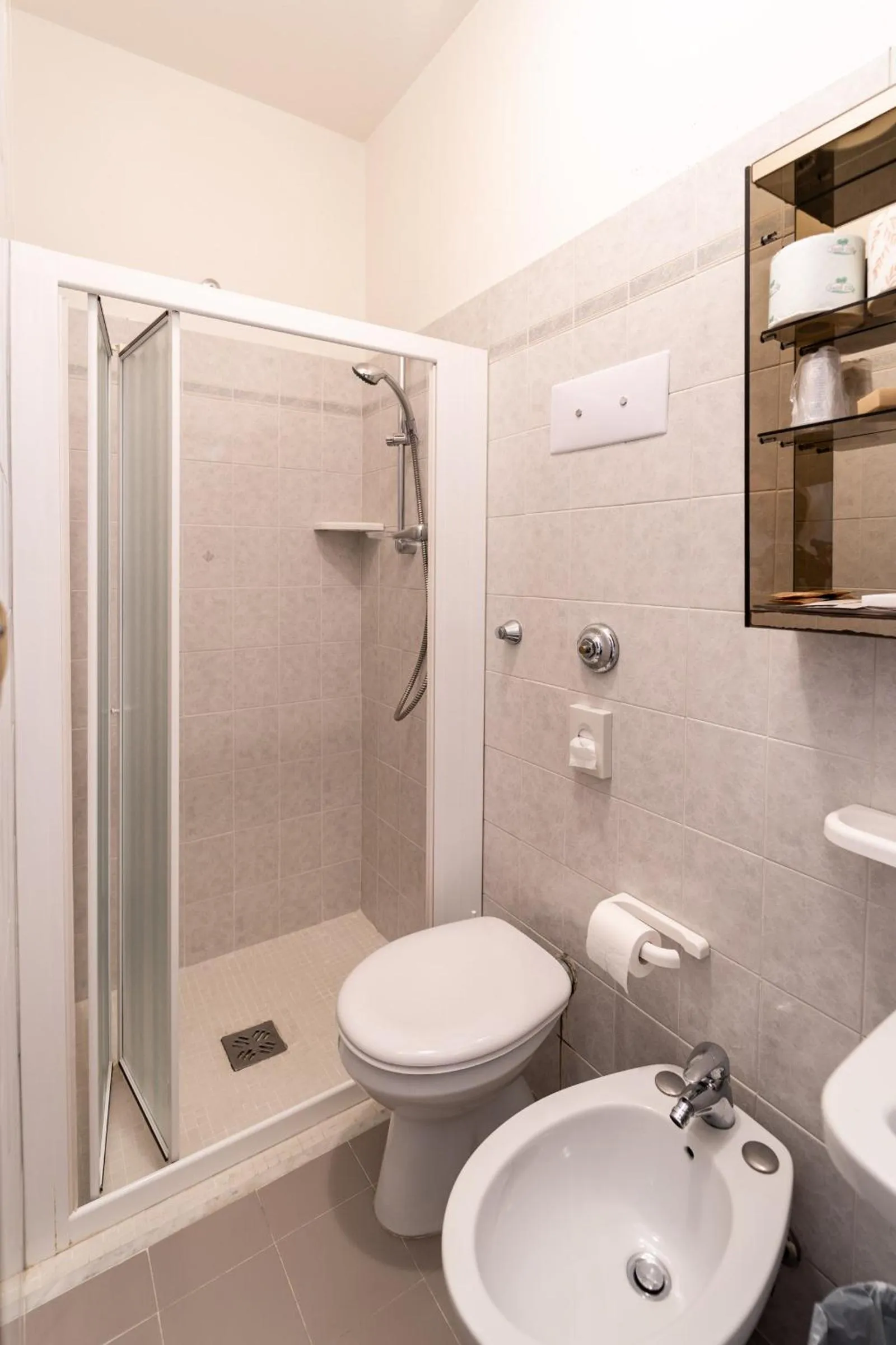 Shower in Hotel Souvenir