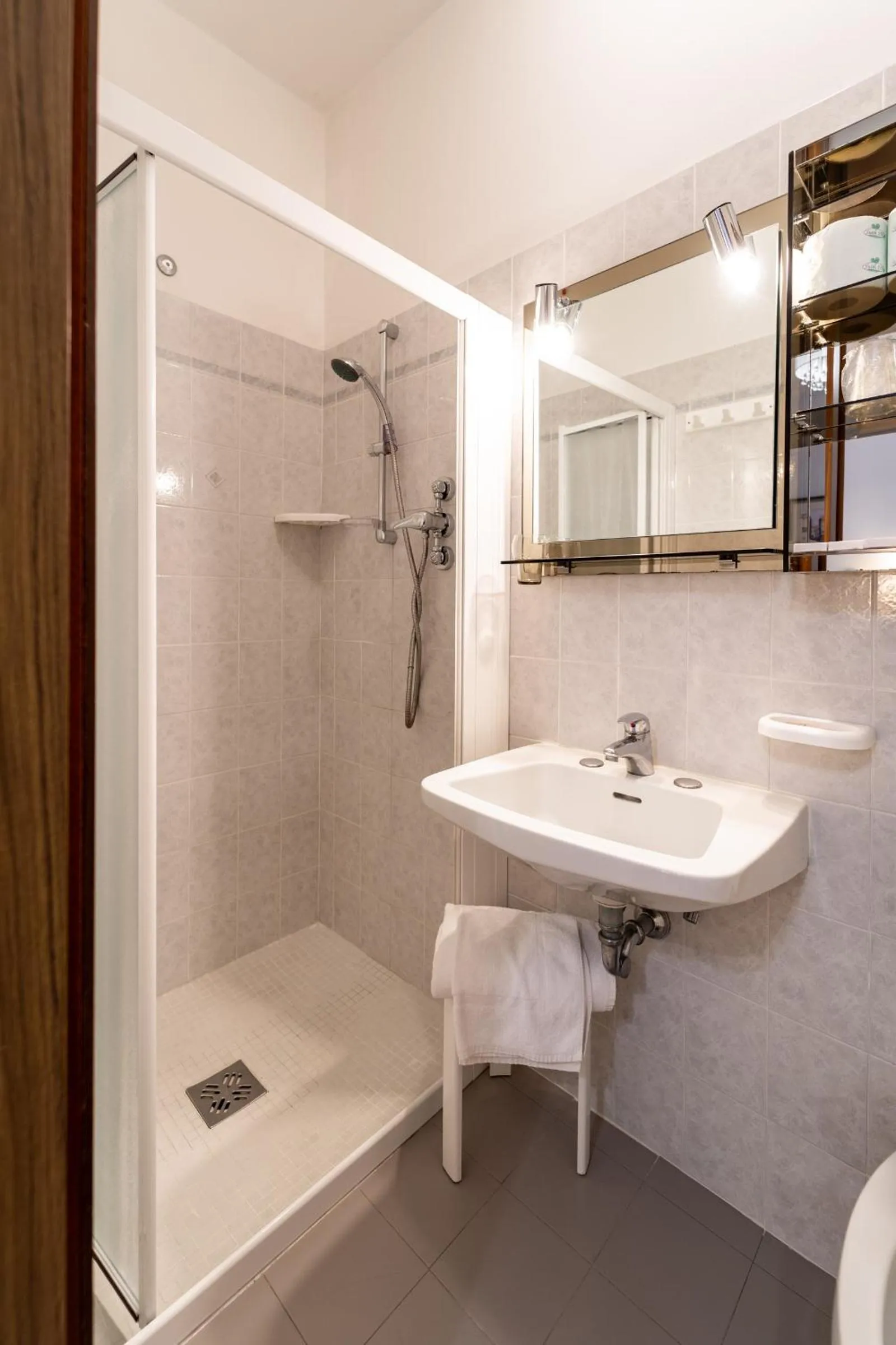 Shower in Hotel Souvenir