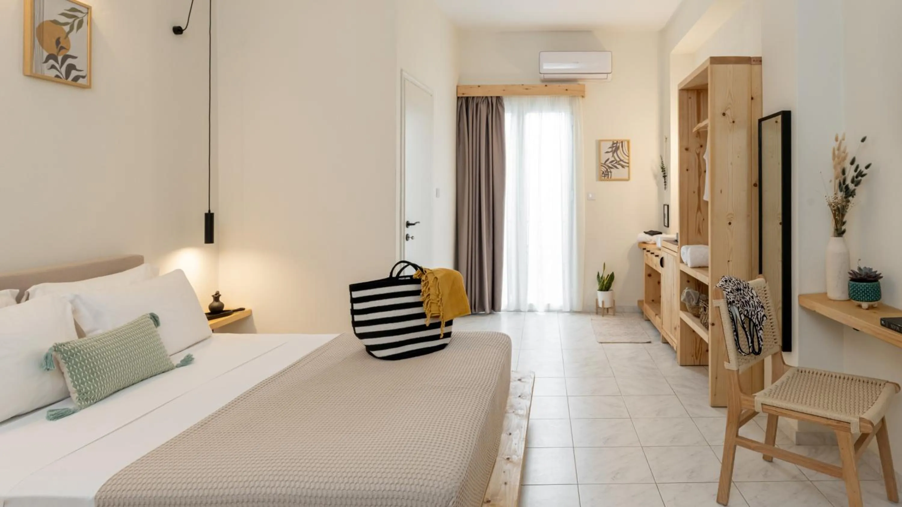 Bed in Capella Skiathos, Town