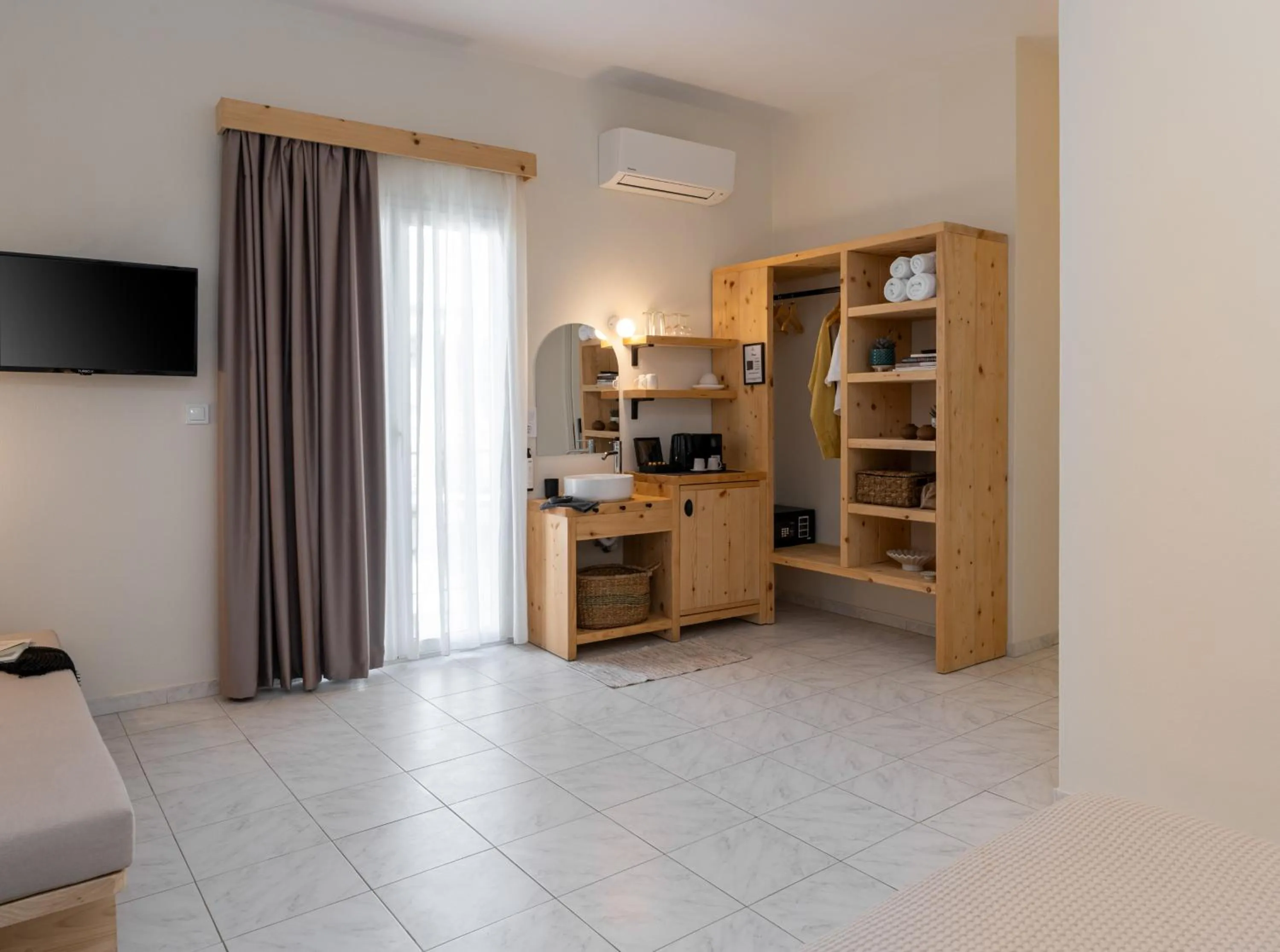 Photo of the whole room in Capella Skiathos, Town