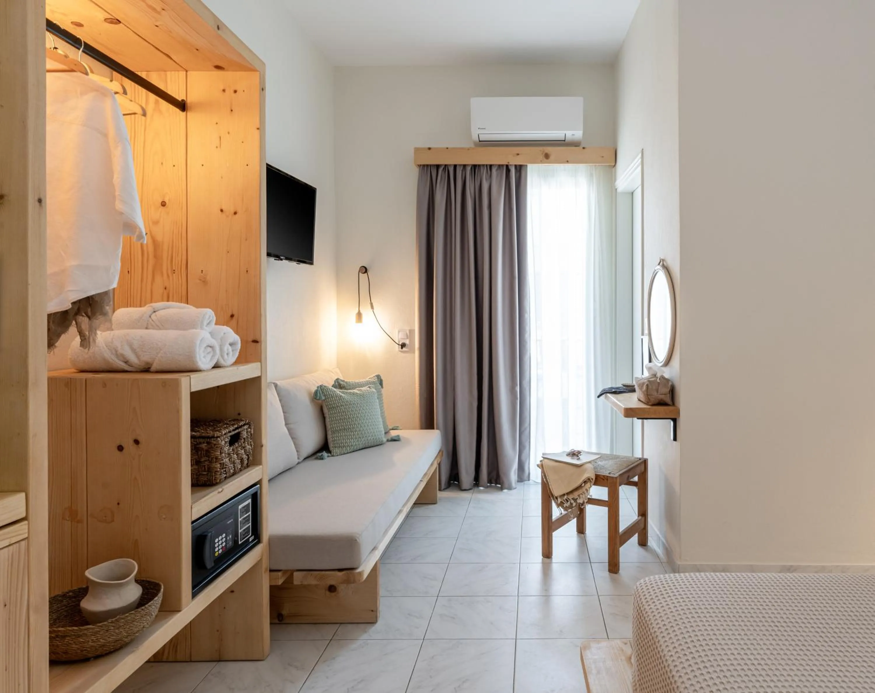 TV and multimedia, Bed in Capella Skiathos, Town