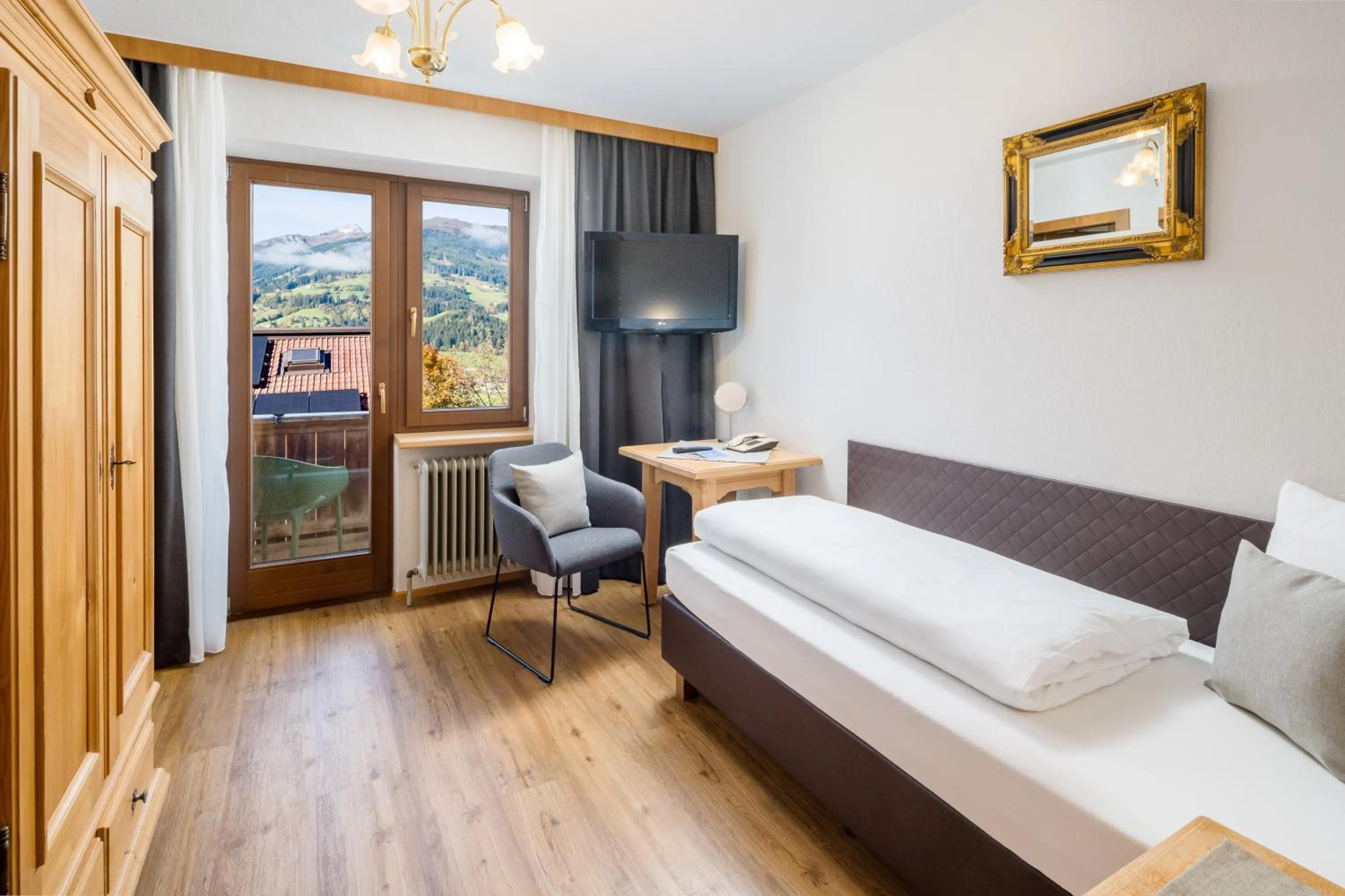 Shower, Bed in Hotel Standlhof Zillertal