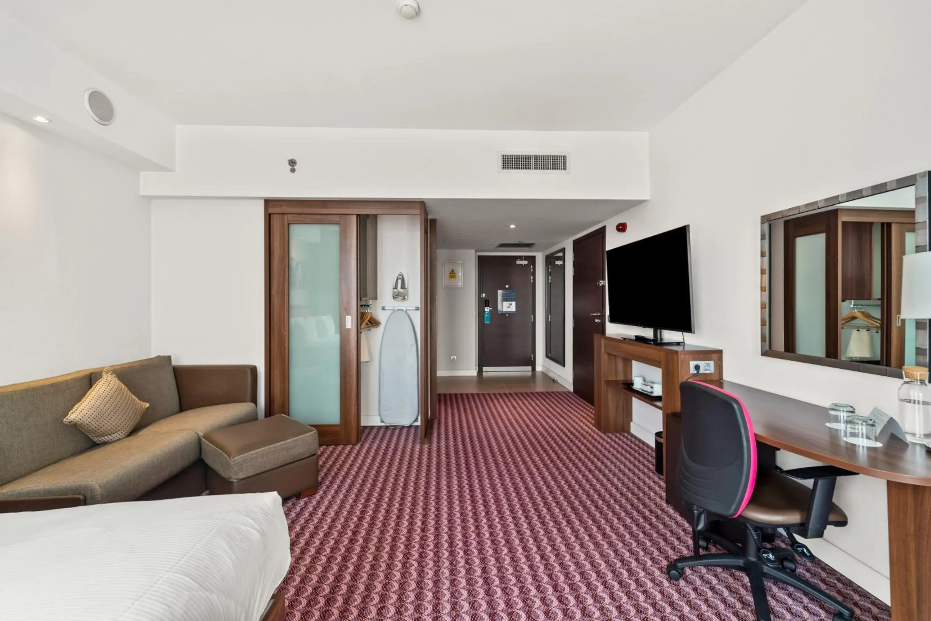Queen Accessible Room NS in Hampton by Hilton Cluj-Napoca Queen Accessible Room NS in Hampton by Hilton Cluj-Napoca