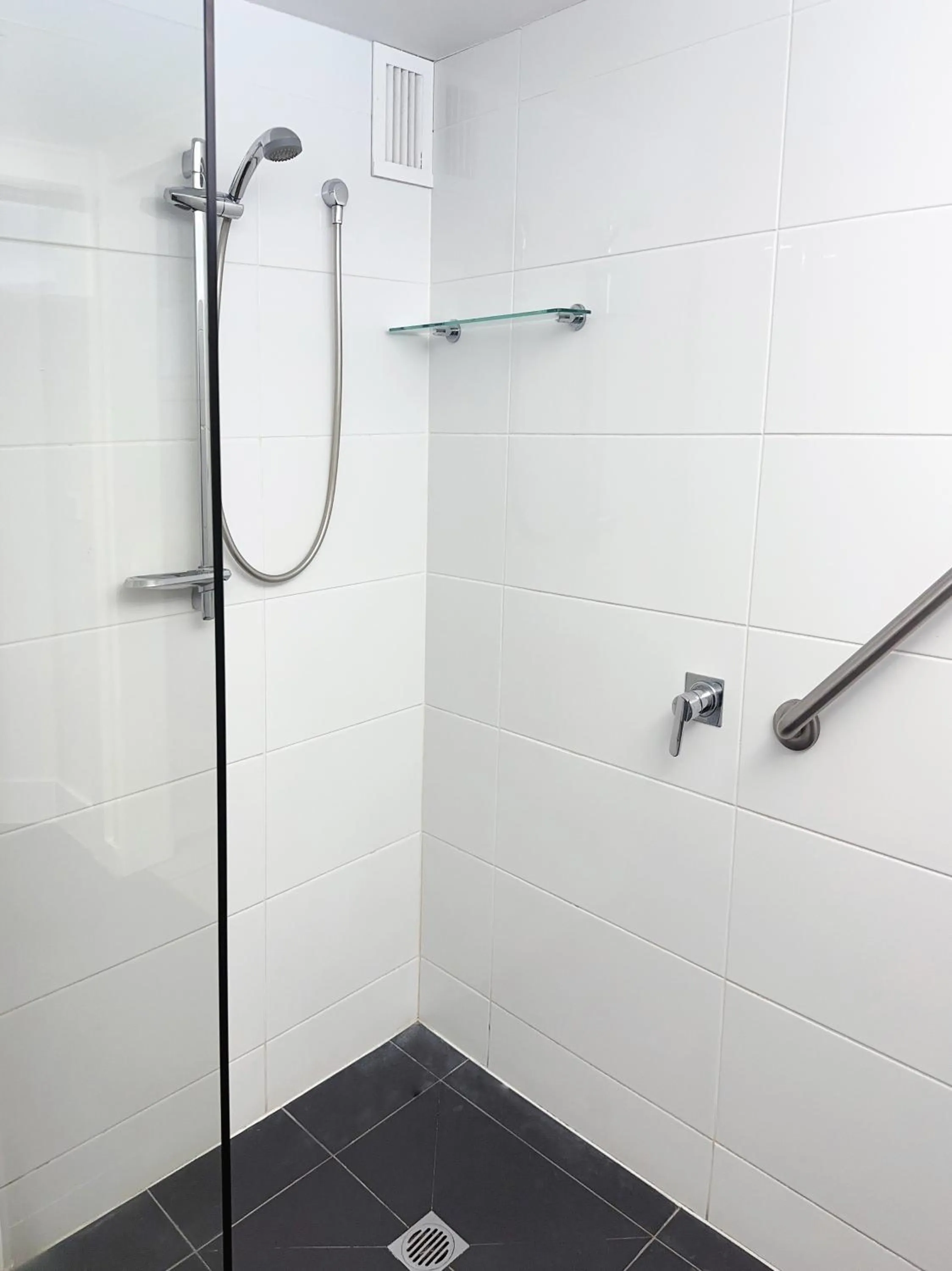 Shower in Tiki Hotel Apartments Surfers Paradise