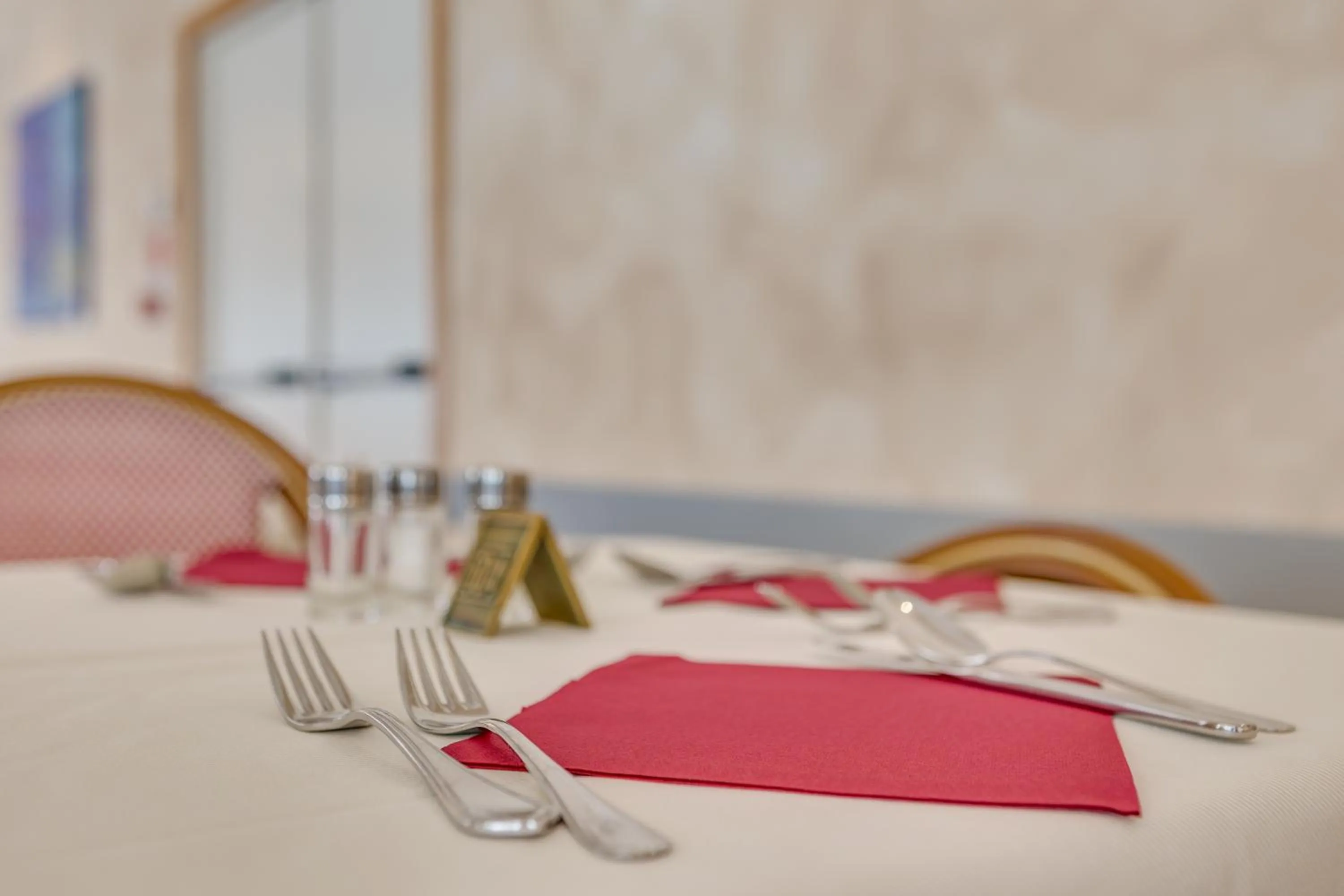 Restaurant/places to eat in Hotel Ambassador