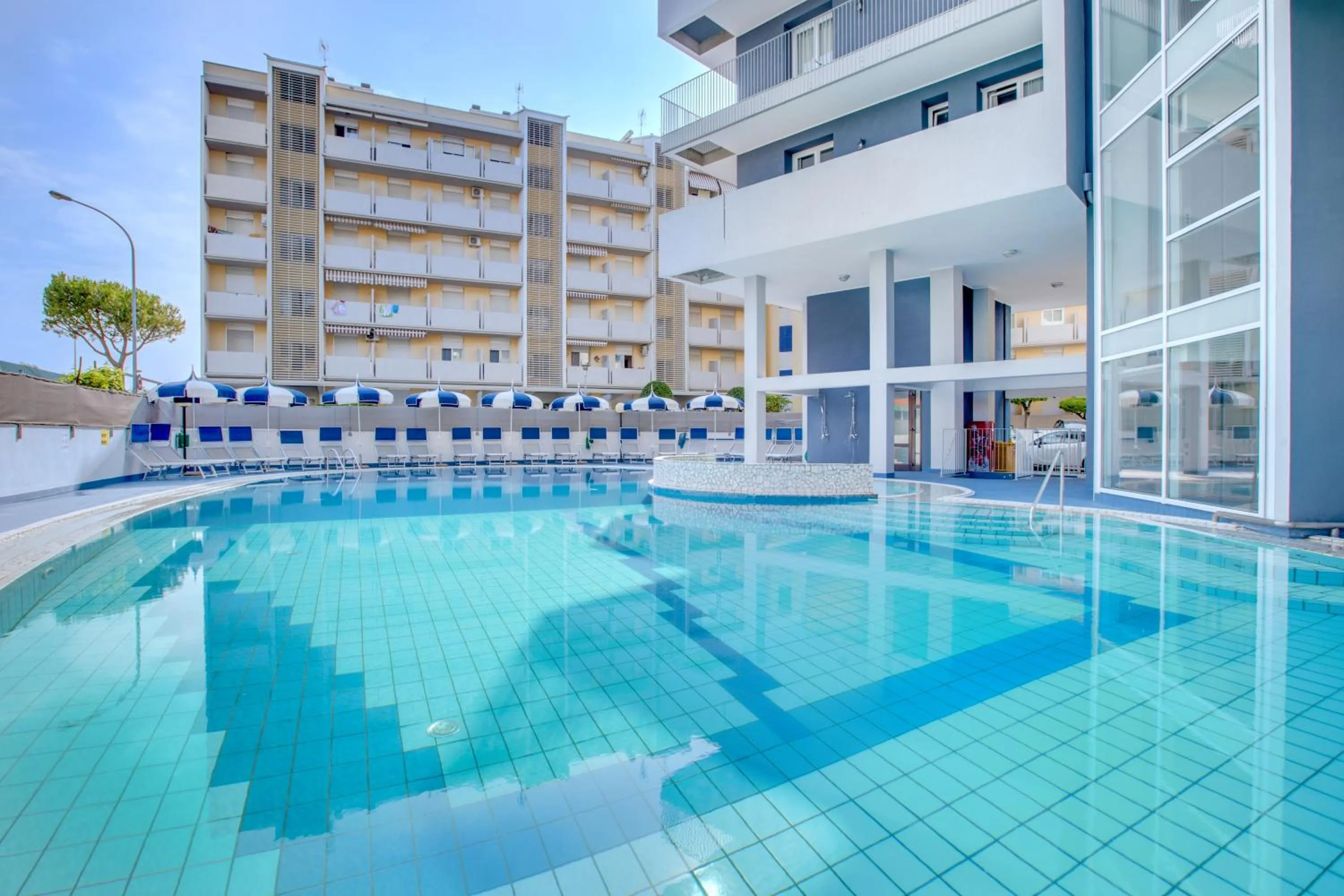 Swimming pool in Hotel Ambassador