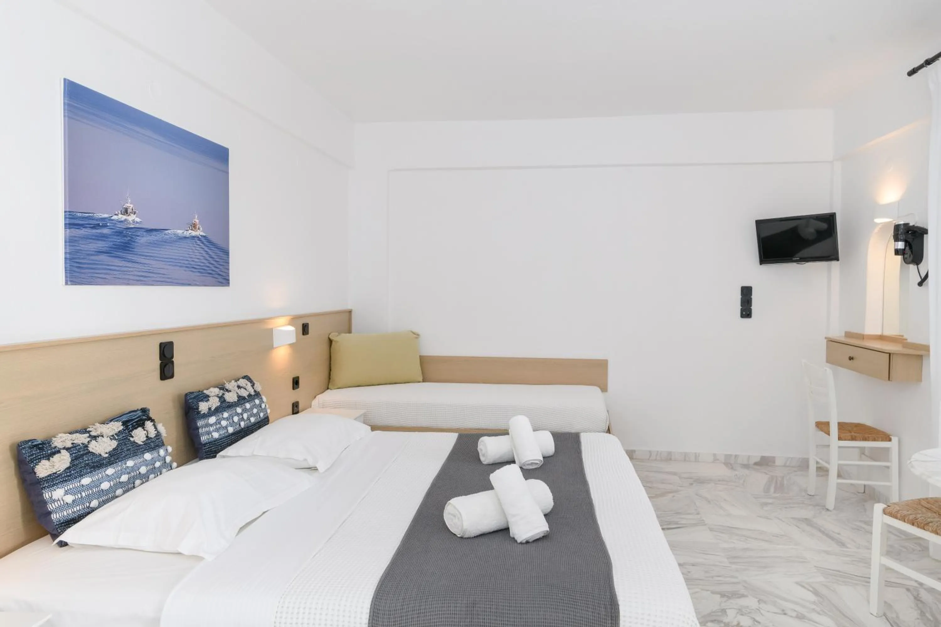 TV and multimedia in Sunset View Hotel