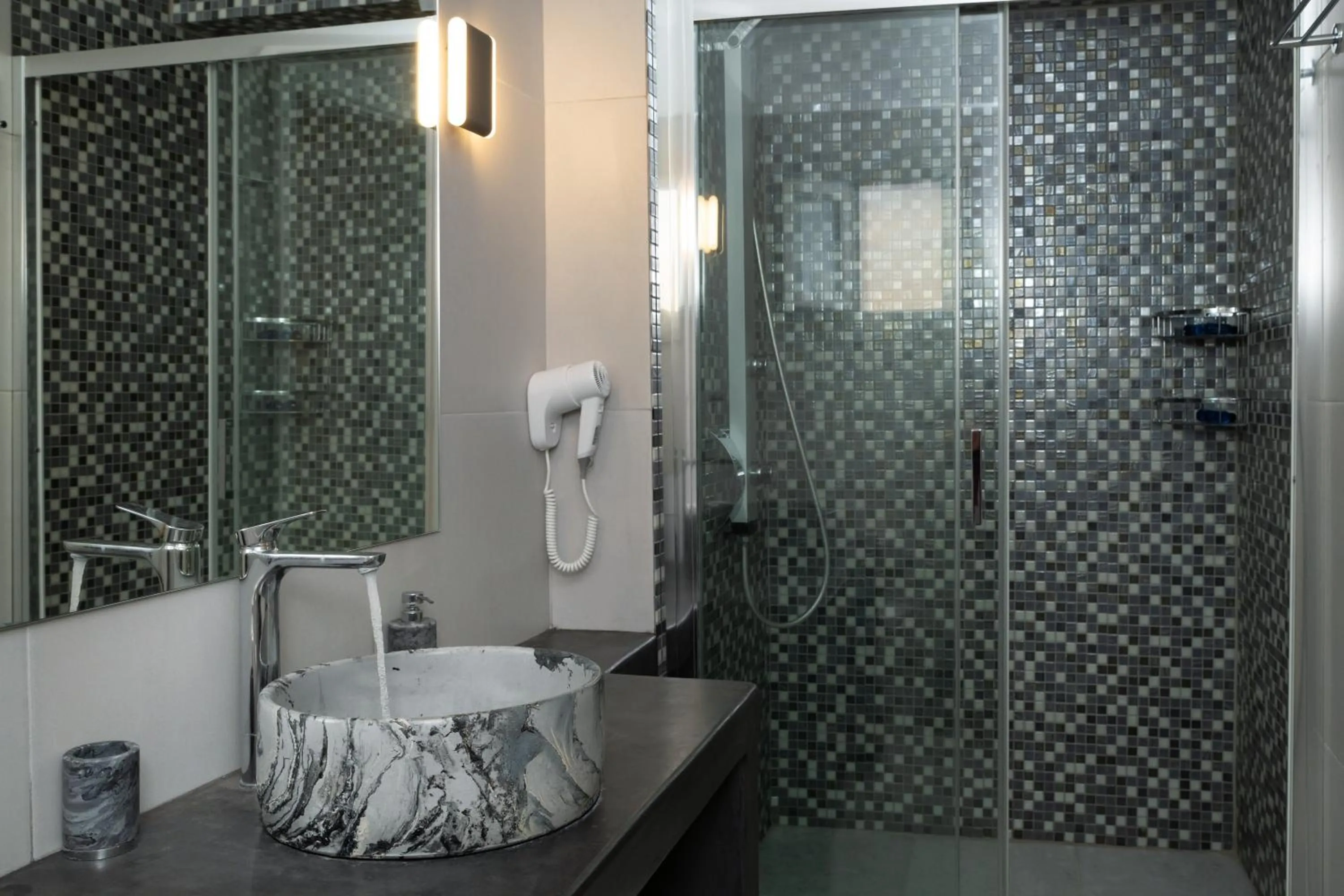 Shower in Sunset View Hotel