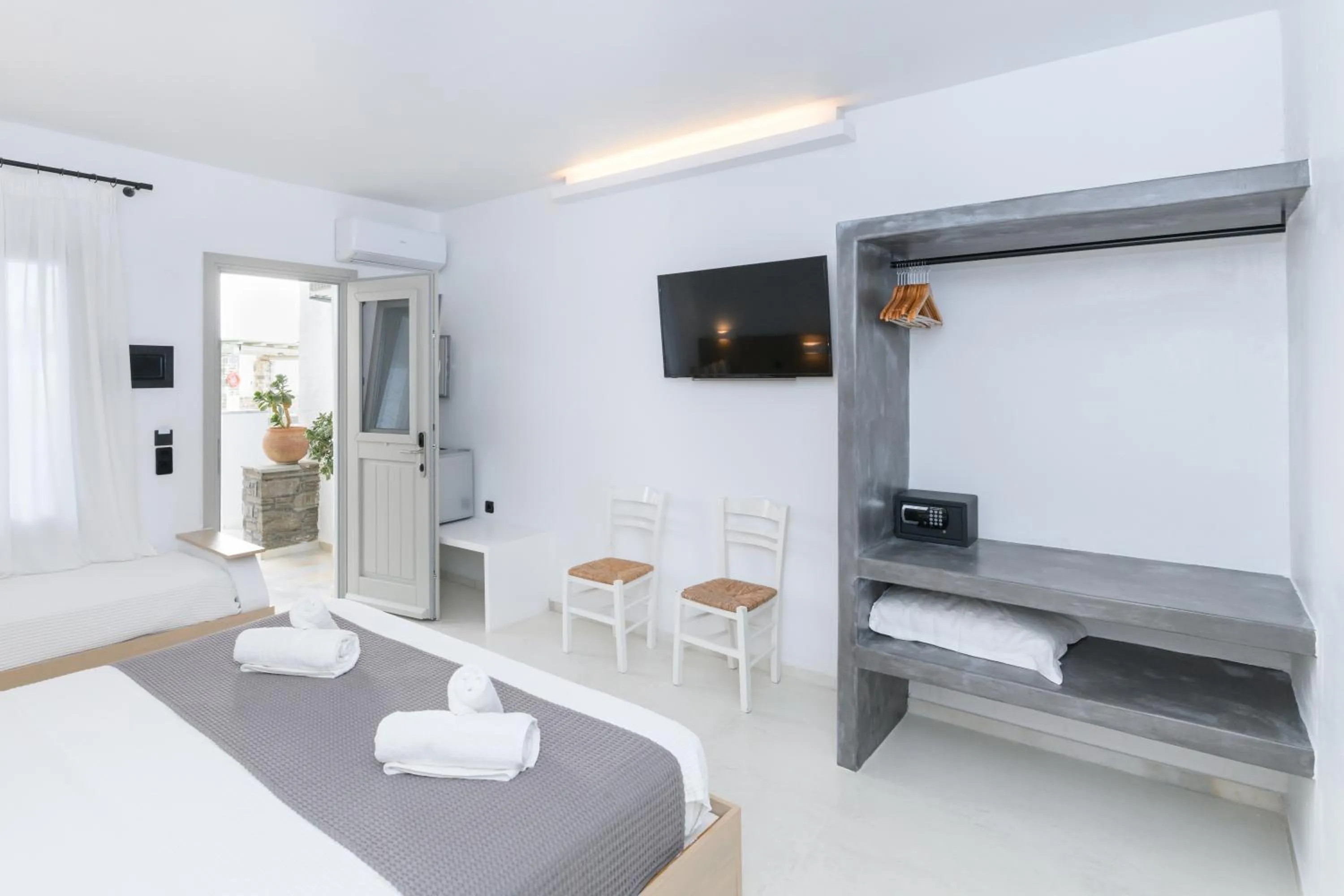 TV and multimedia in Sunset View Hotel