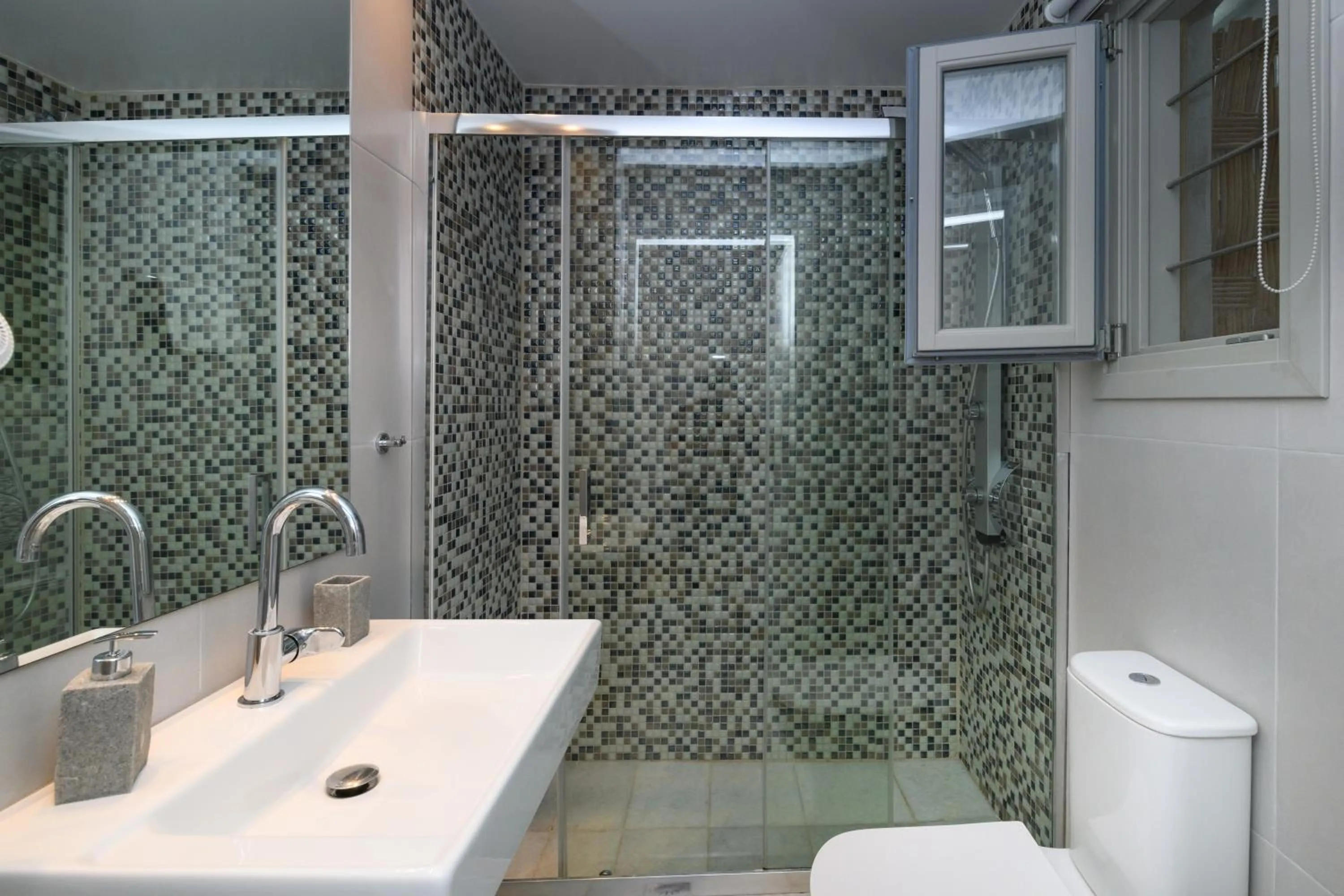 Bathroom in Sunset View Hotel