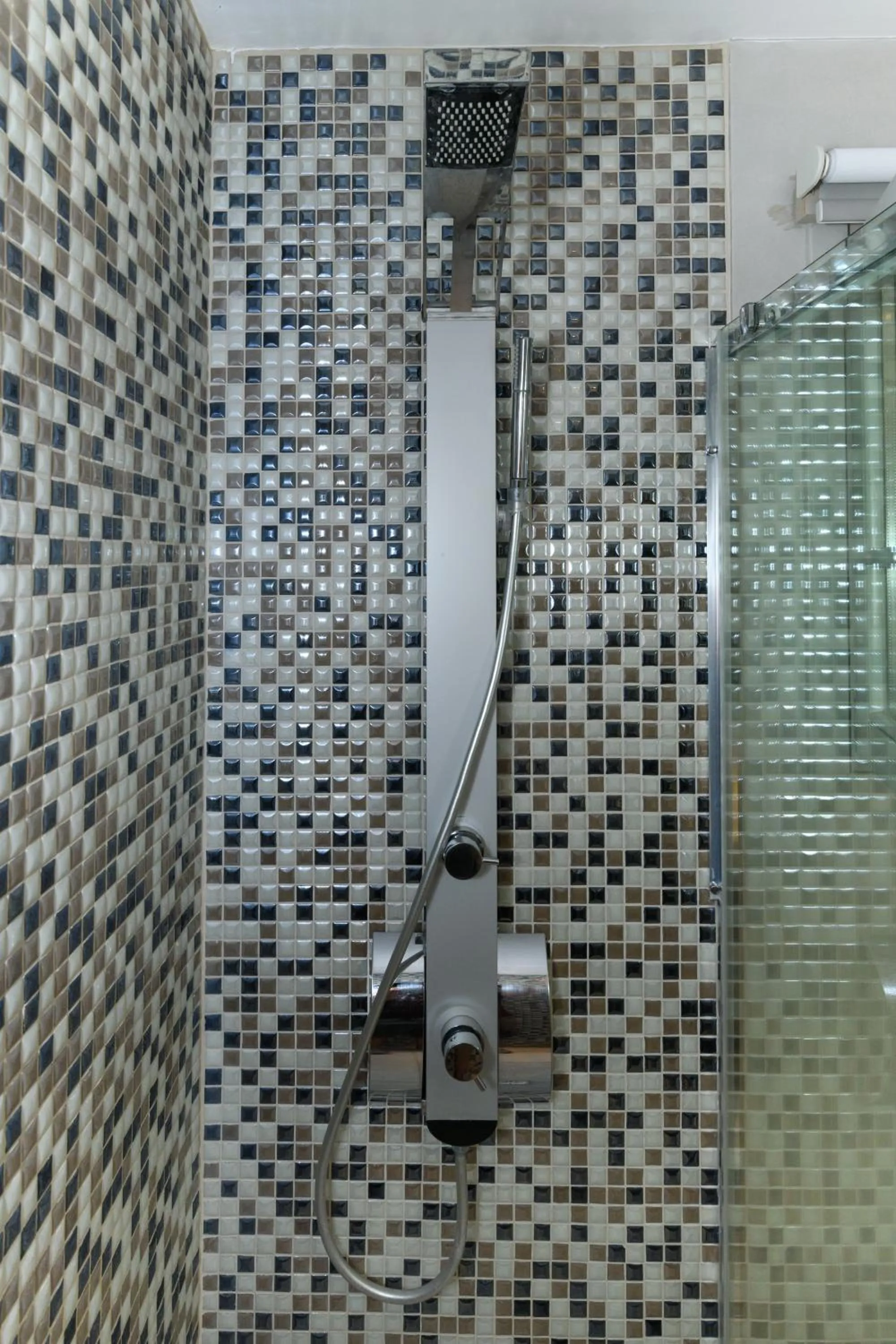 Shower in Sunset View Hotel